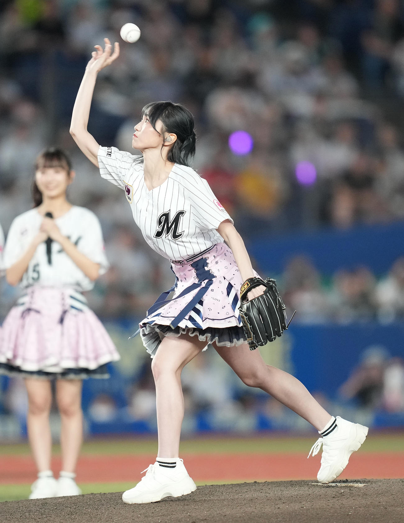 ロッテ対ソフトバンク　セレモニアルピッチを行う＝LOVE野口衣織（撮影・鈴木みどり）