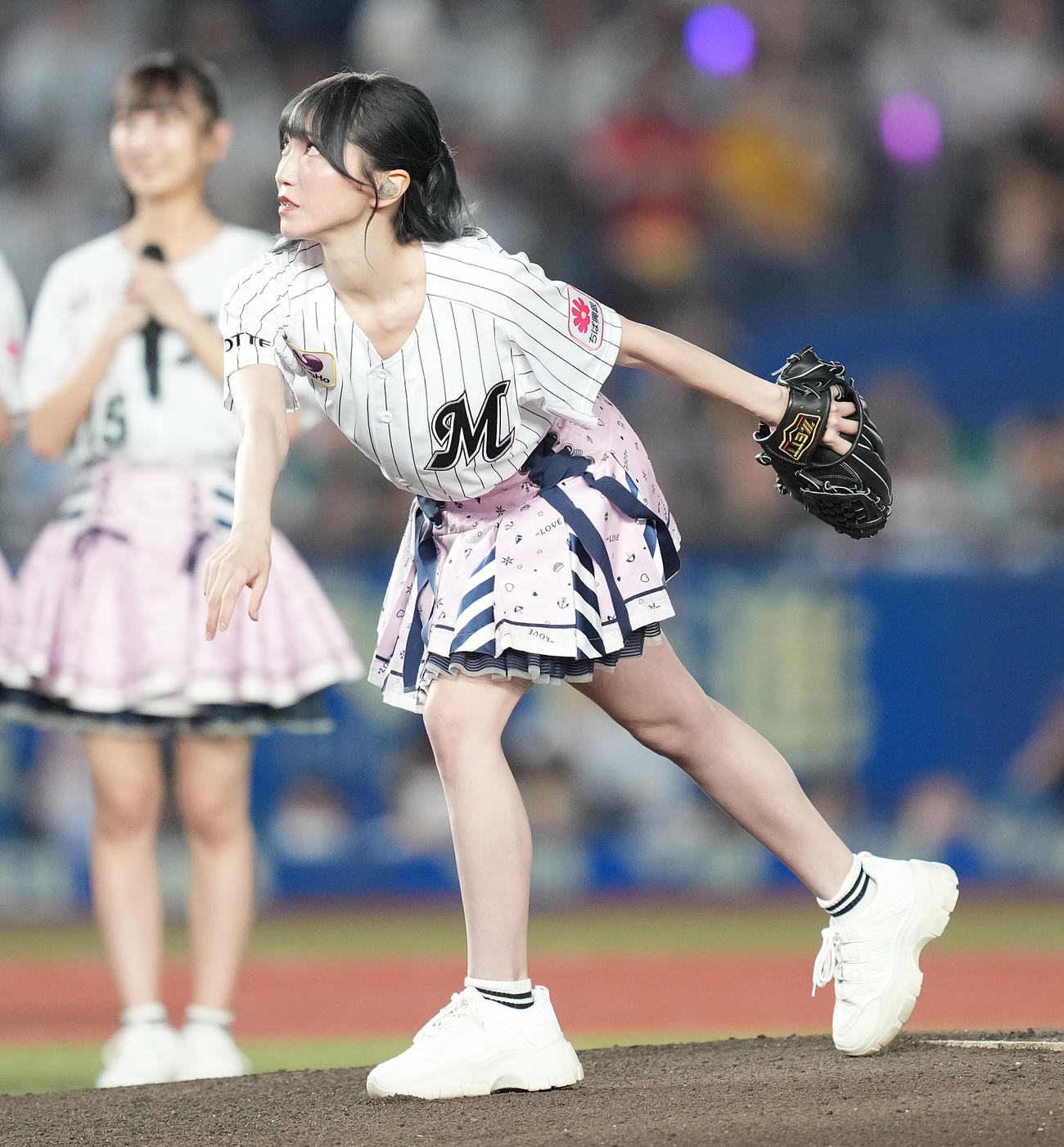 ロッテ対ソフトバンク　セレモニアルピッチを行う＝LOVE野口衣織（撮影・鈴木みどり）