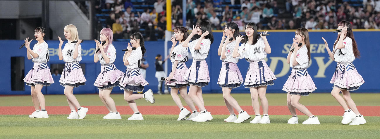 ロッテ対ソフトバンク　試合前、スペシャルライブを行う＝LOVE（撮影・鈴木みどり）
