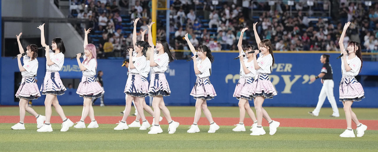 ロッテ対ソフトバンク　試合前、スペシャルライブを行う＝LOVE（撮影・鈴木みどり）