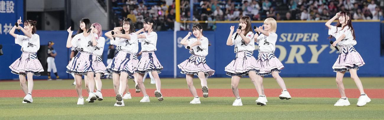 ロッテ対ソフトバンク　試合前、スペシャルライブを行う＝LOVE（撮影・鈴木みどり）