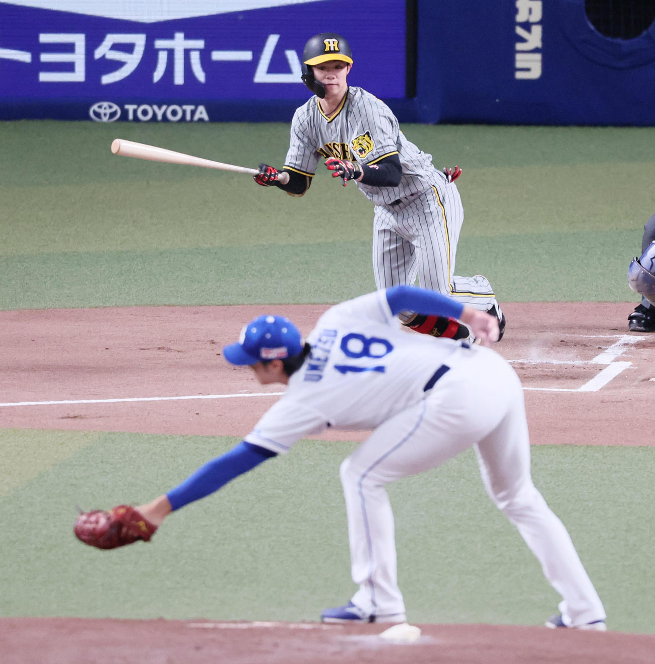 中日対阪神　1回表阪神1死、中野は内野安打を放つ。投手は梅津（撮影・加藤哉）