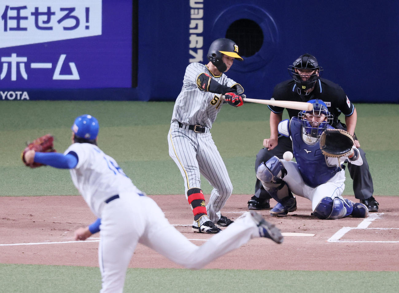 中日対阪神　1回表阪神1死、中野は内野安打を放つ。投手は梅津（撮影・加藤哉）