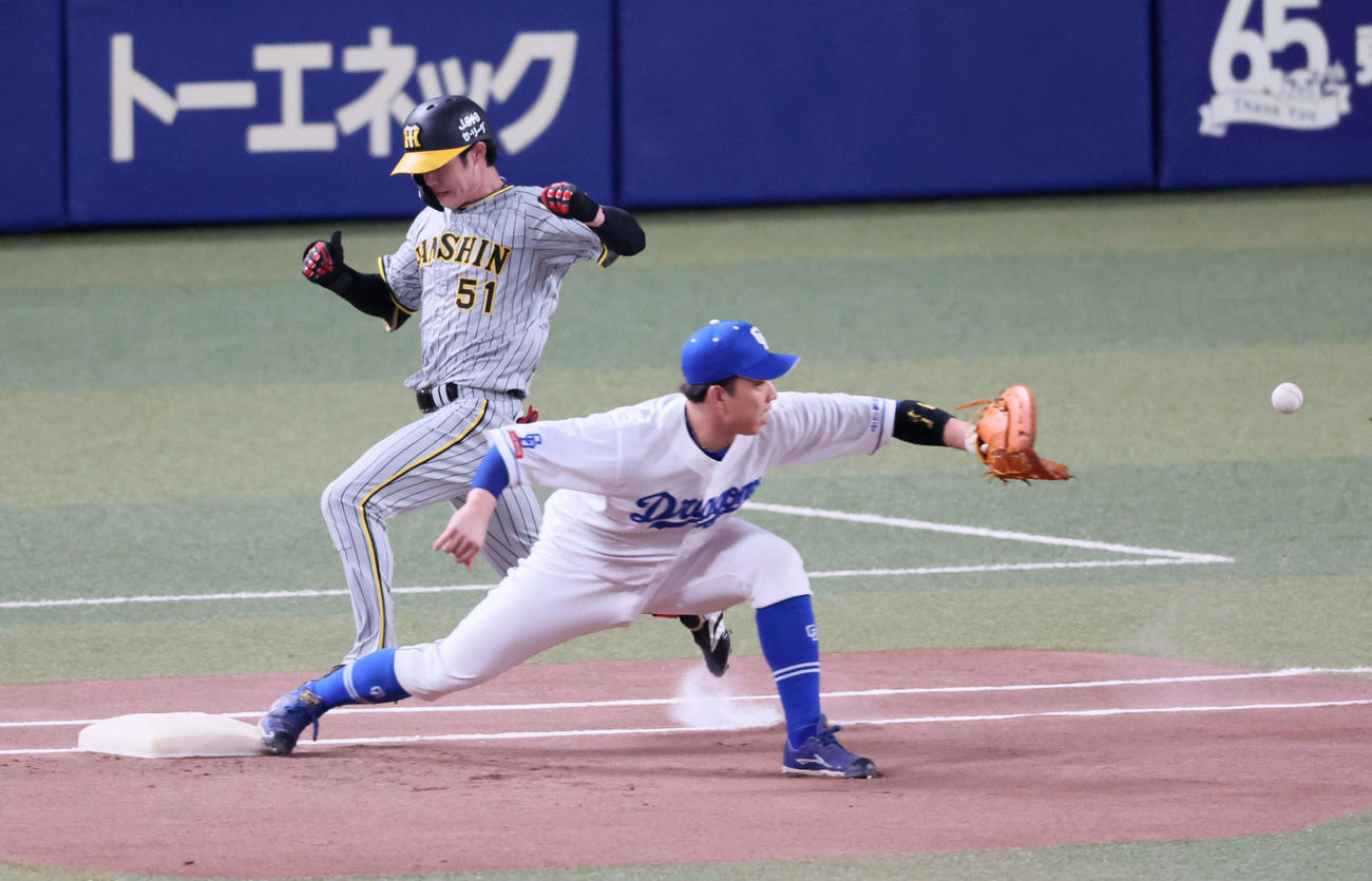 中日対阪神　1回表阪神1死、中野は投手強襲安打を放ち、一塁へ駆け込む。野手宇佐見（撮影・加藤哉）