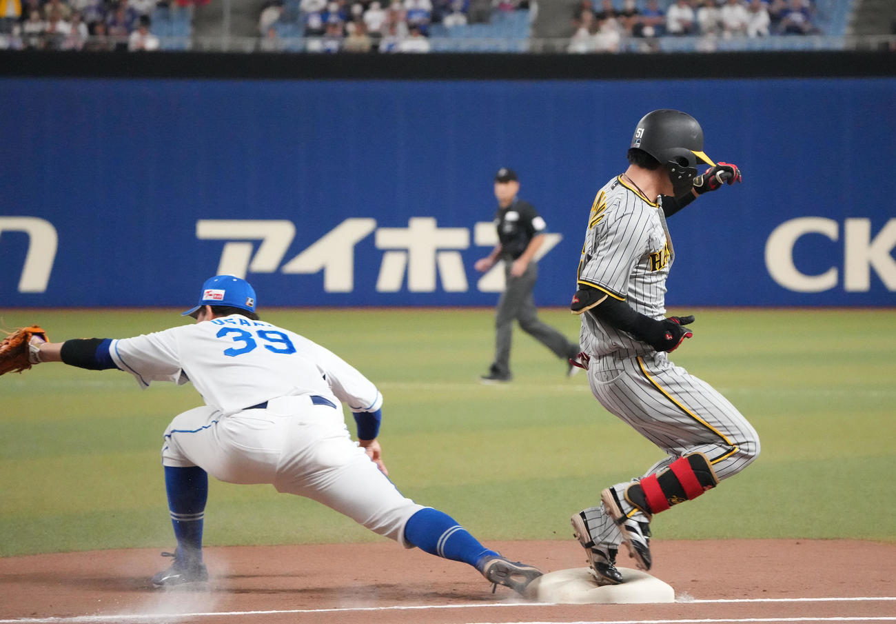 中日対阪神　1回表阪神1死、投手内野安打で出塁する中野（右）（撮影・森本幸一）
