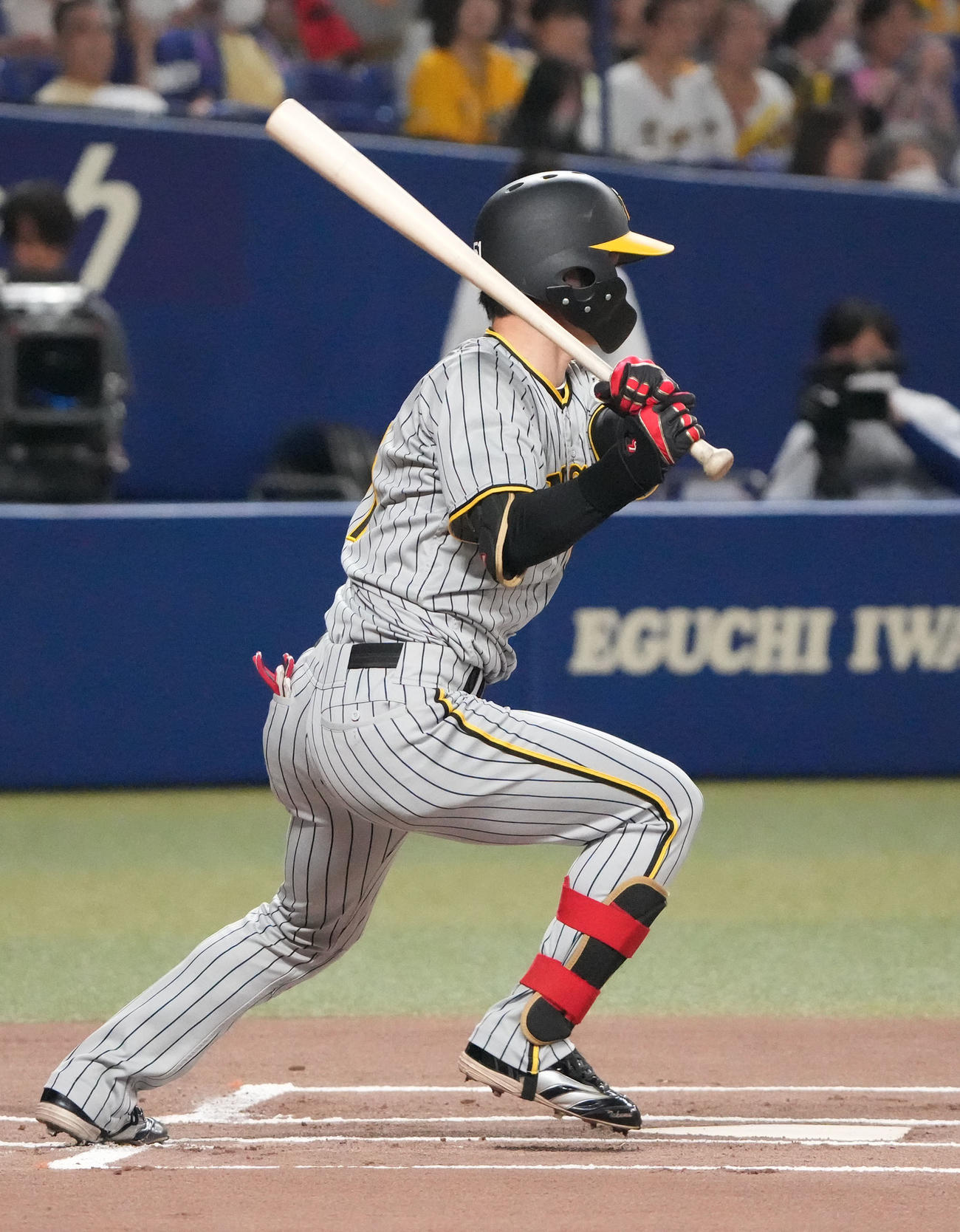 中日対阪神　1回表阪神1死、投手内野安打を放つ中野（撮影・森本幸一）