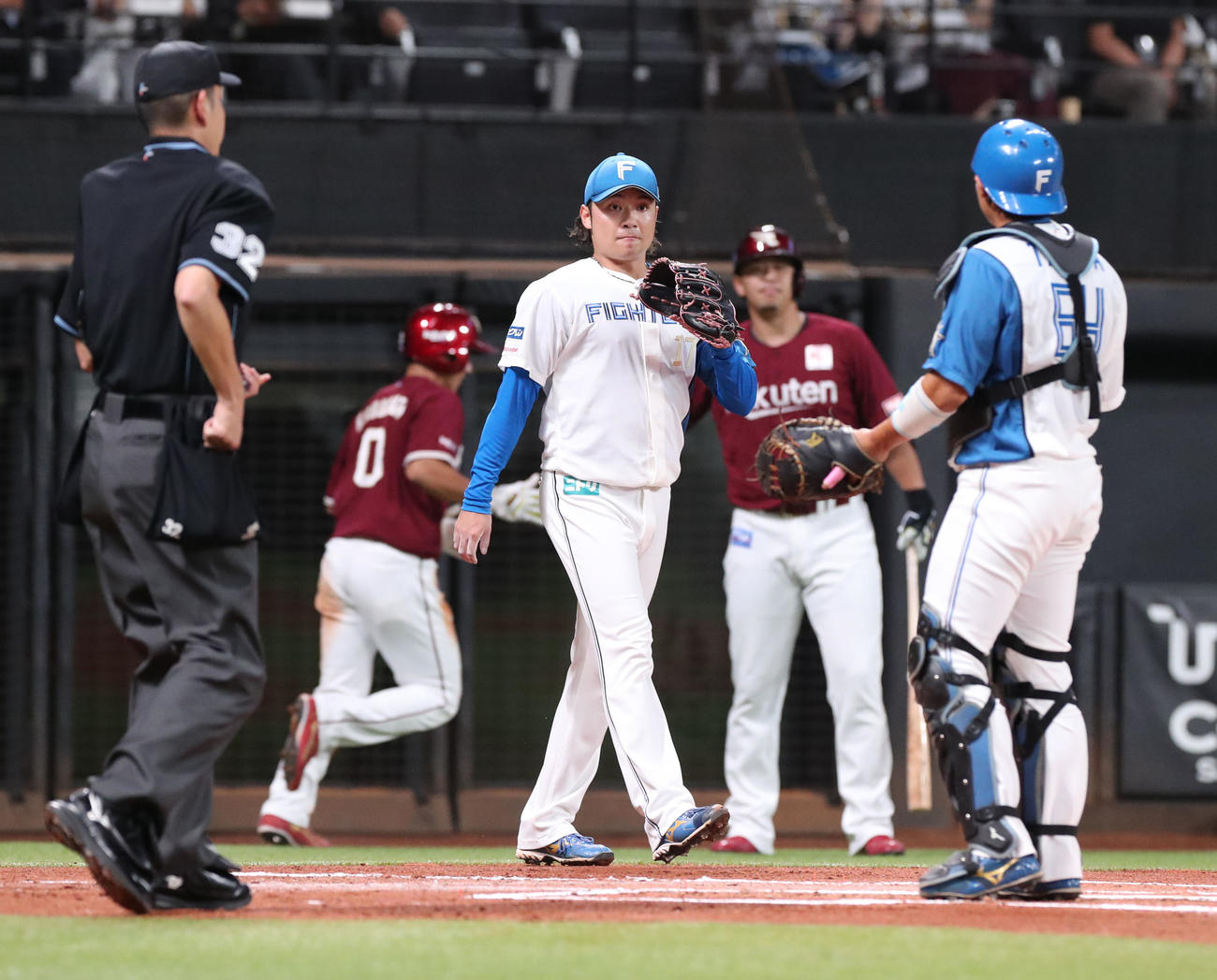 日本ハム対楽天　1回表楽天1死三塁、島内に右犠飛を浴びる伊藤（撮影・佐藤翔太）