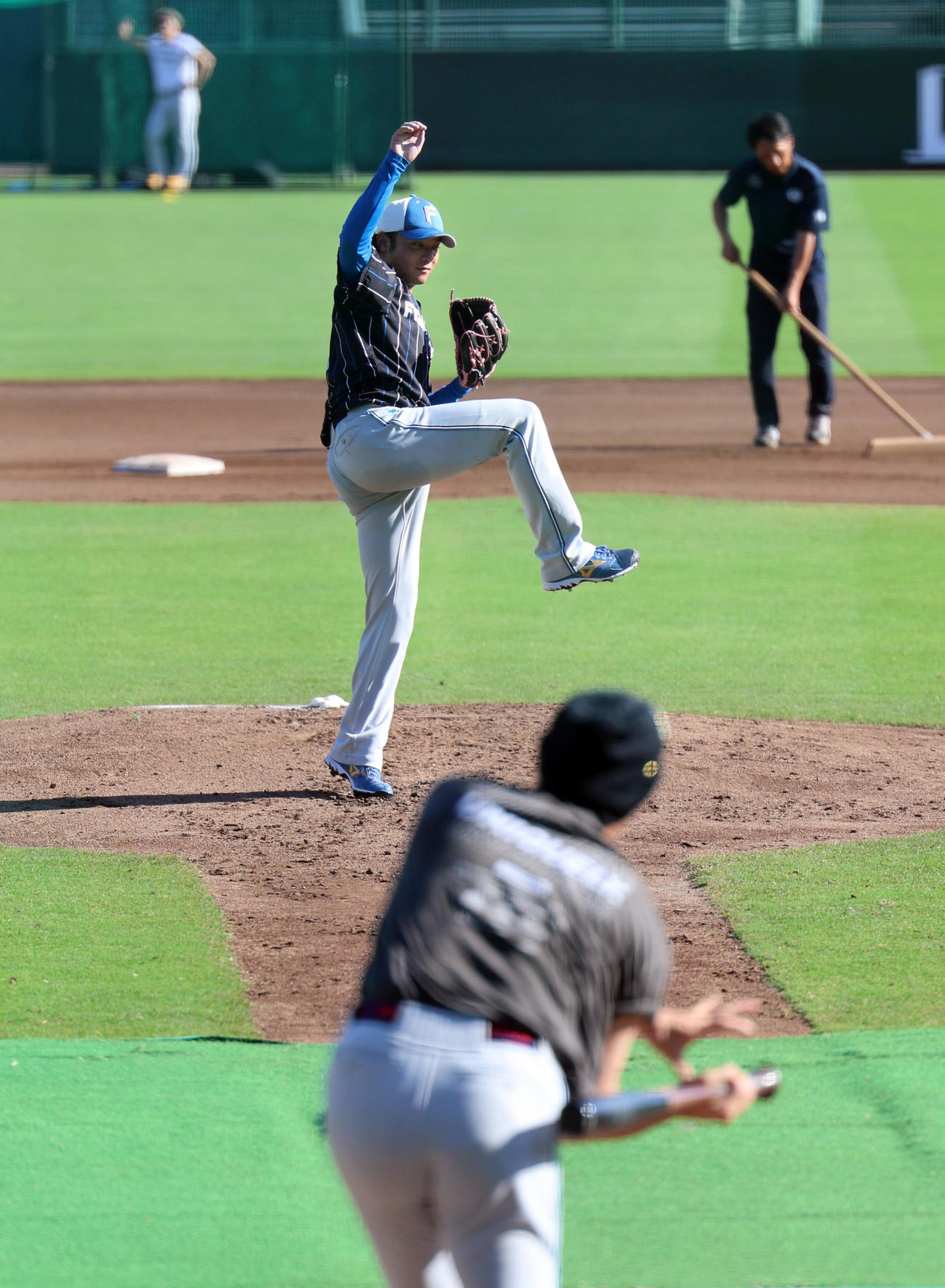 日本ハム新庄監督（手前）に投げ込む日本ハム伊藤（2023年7月撮影）