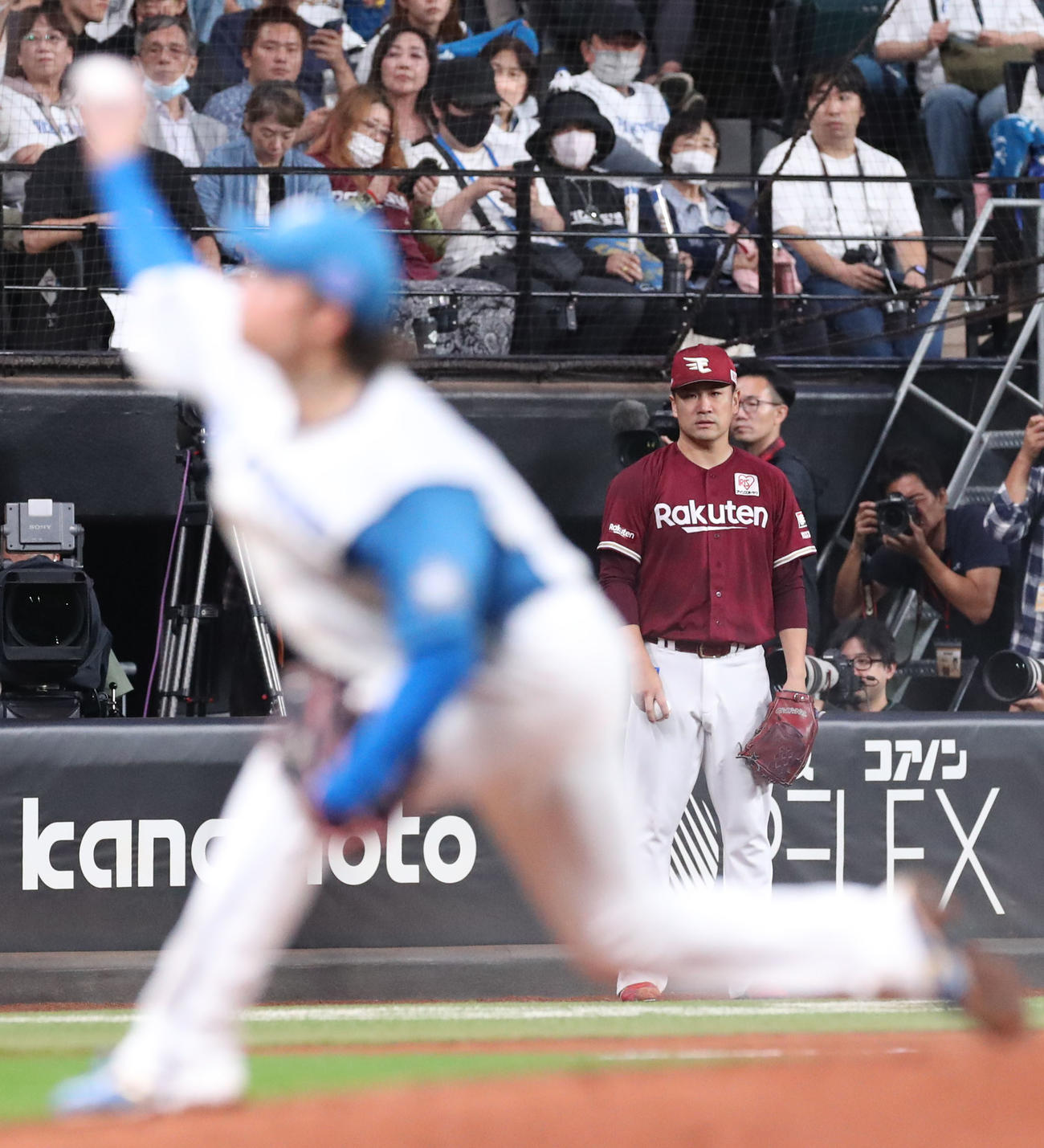 日本ハム対楽天　日本ハム伊藤（左手前）の投球を見つめる楽天田中将（撮影・佐藤翔太）