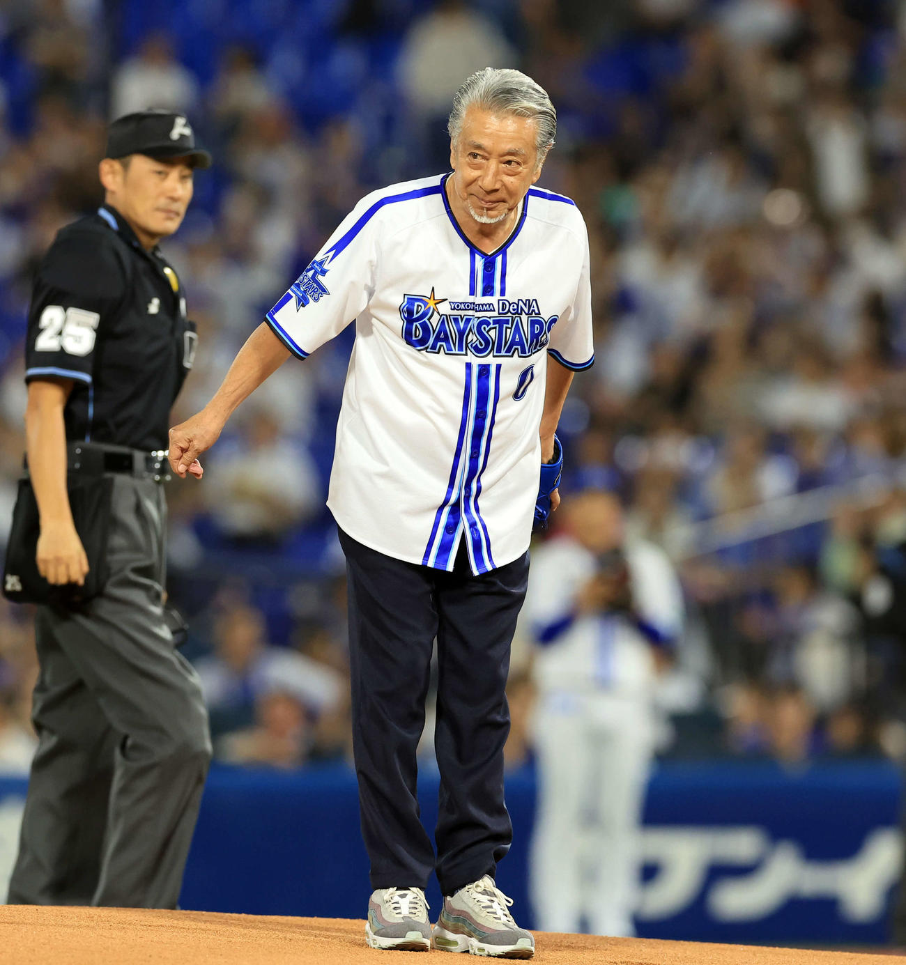 DeNA対巨人　始球式を務める高田純次（撮影・浅見桂子）