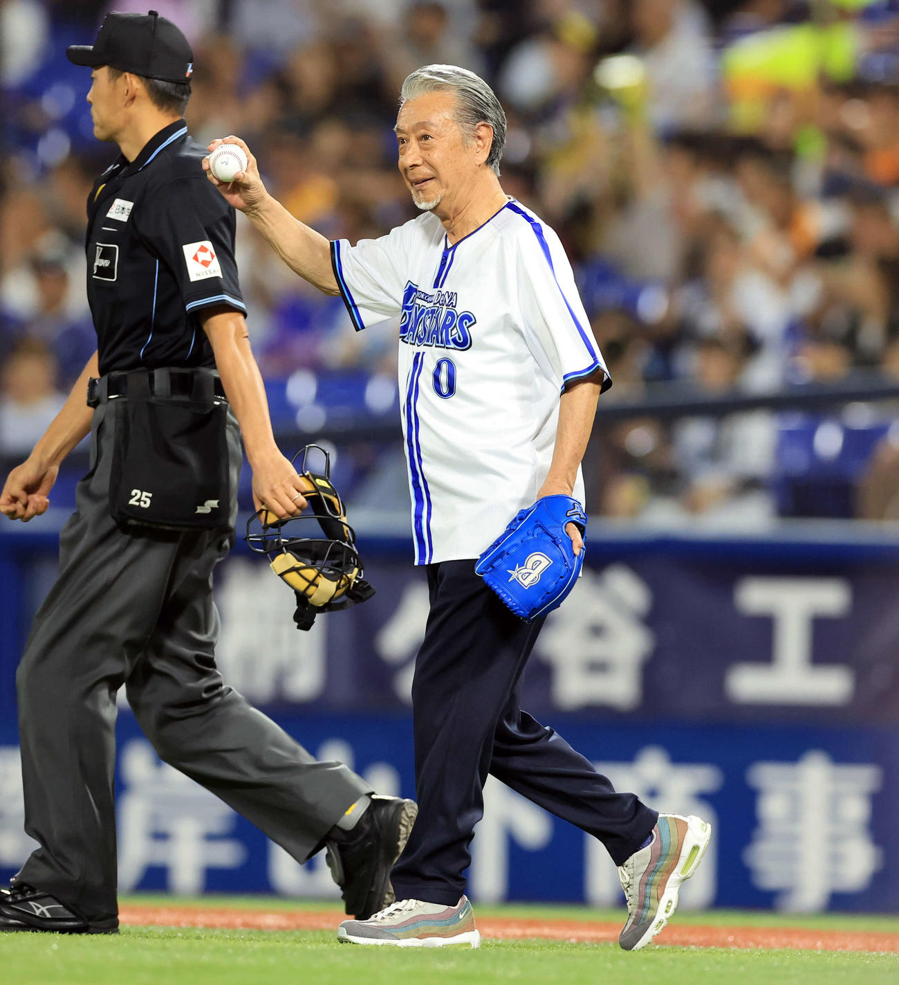 DeNA対巨人　始球式に登場した高田純次（撮影・浅見桂子）