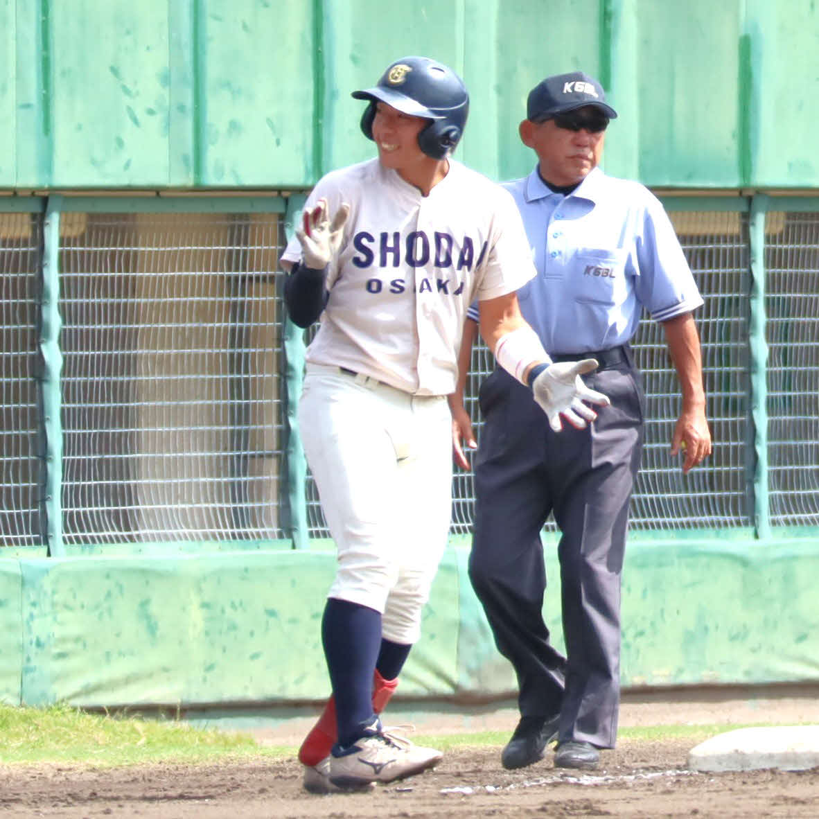 関西6大学野球連盟秋季リーグ戦　龍谷大対大商大　2回1死一、三塁で右適時三塁打を放ち、塁上で喜ぶ大商大の長野陽人内野手（撮影・村松万里子）