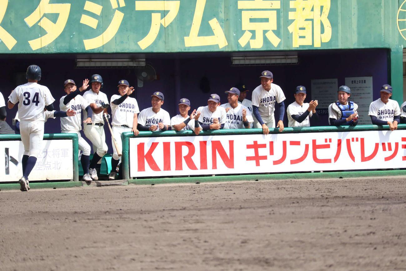 関西6大学野球連盟秋季リーグ戦　龍谷大対大商大　2回蜷川大捕手の適時打で生還した長野陽人内野手を迎える大商大ナイン（撮影・村松万里子）