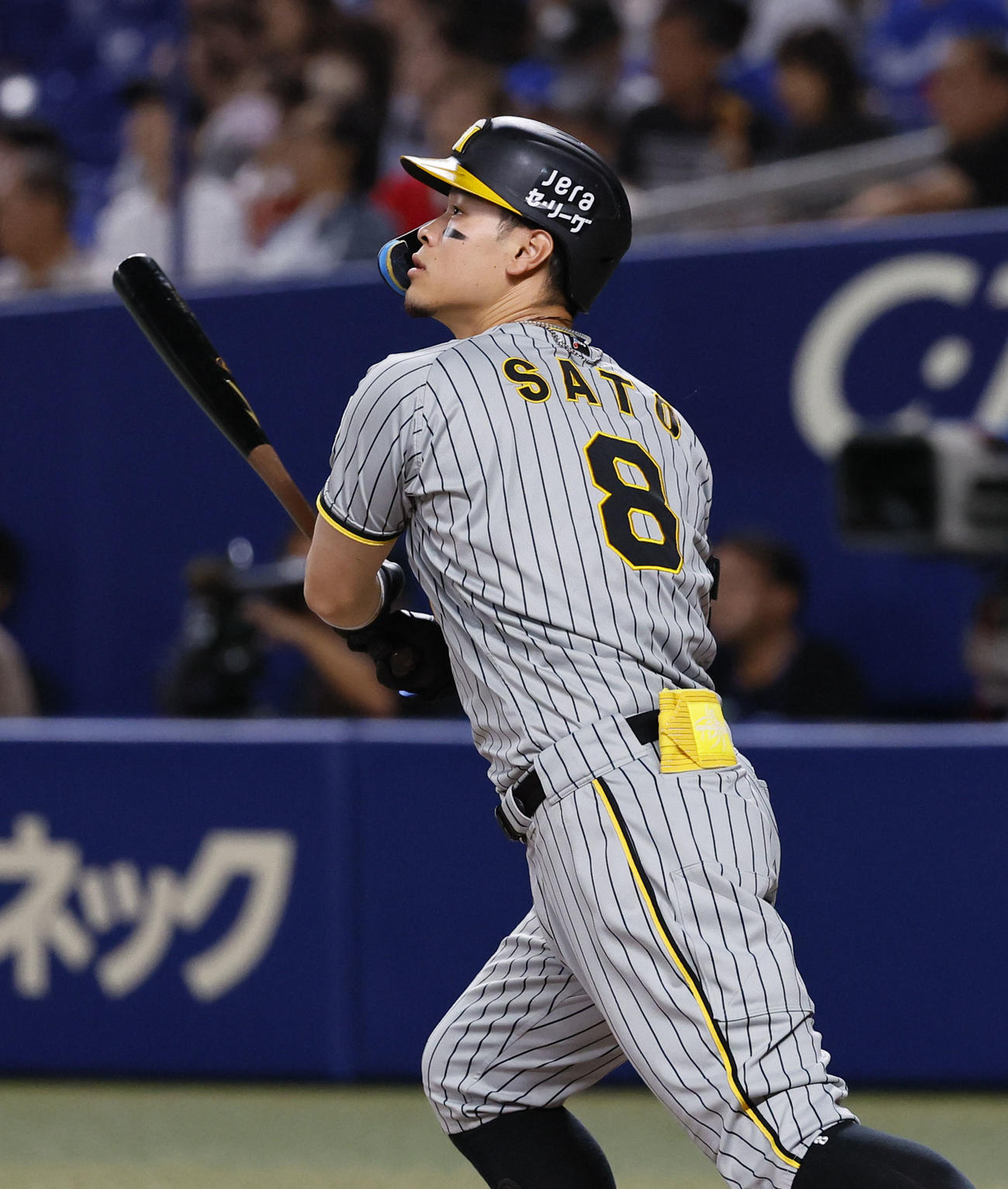中日対阪神　2回表阪神無死、佐藤輝は左中間に先制本塁打を放つ（撮影・藤尾明華）