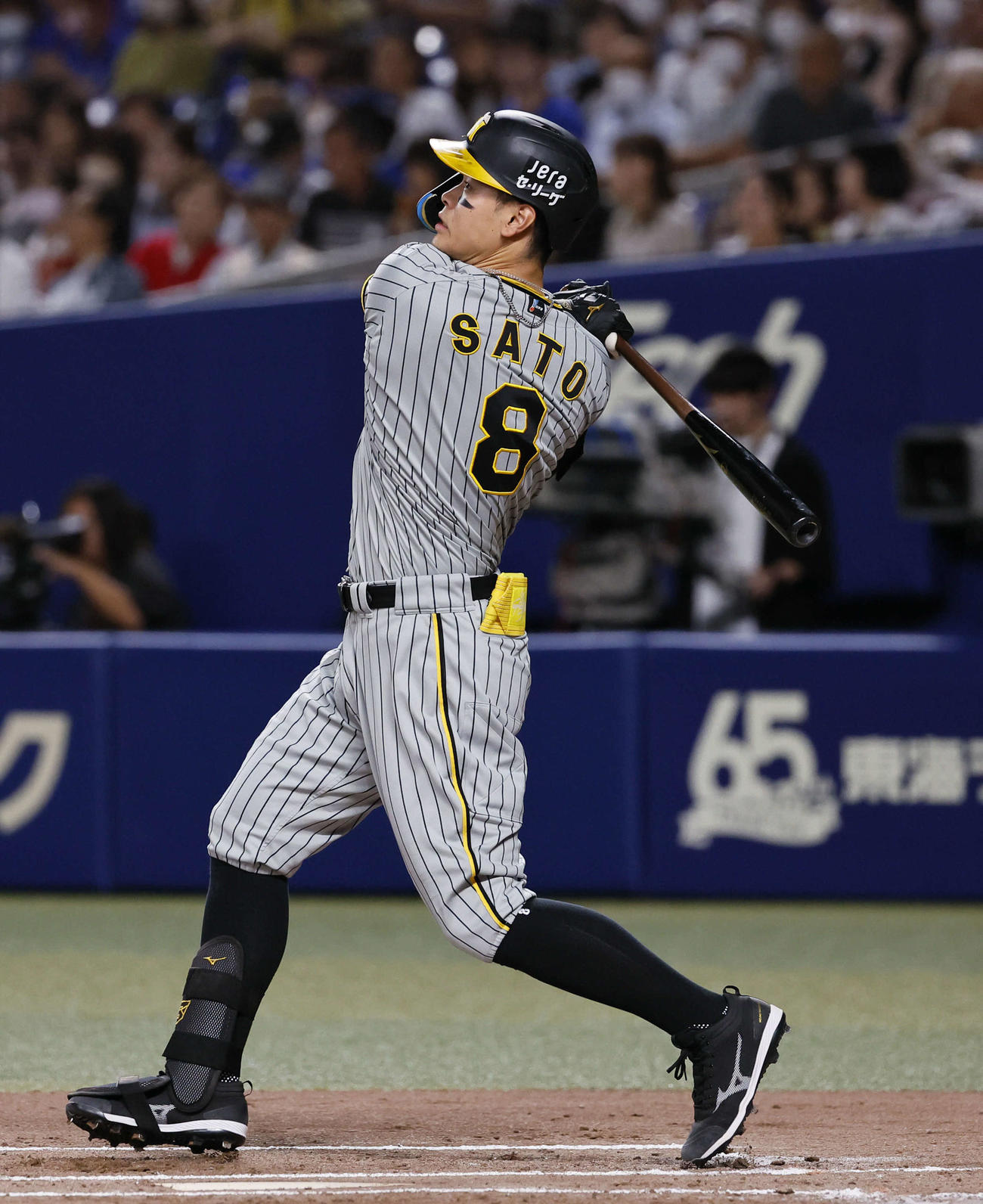 中日対阪神　2回表阪神無死、佐藤輝は左中間に先制本塁打を放つ（撮影・藤尾明華）