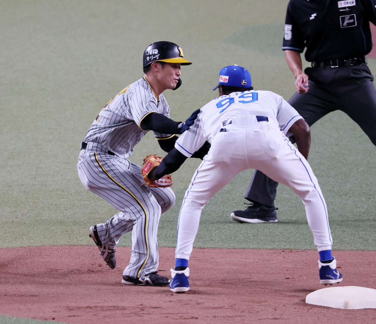 中日対阪神　2回表阪神1死一塁、一塁走者坂本は木浪の一ゴロ併殺で二塁のカリステ（右）に勢い余って相撲のような形でがっぷりと組む…（撮影・加藤哉）