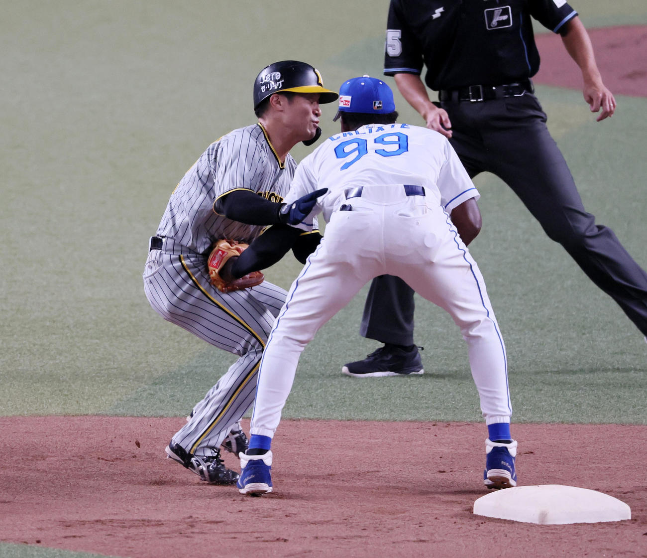 中日対阪神　2回表阪神1死一塁、一塁走者坂本は木浪の一ゴロ併殺で二塁のカリステ（右）に勢い余って相撲のような形でがっぷりと組む…（撮影・加藤哉）