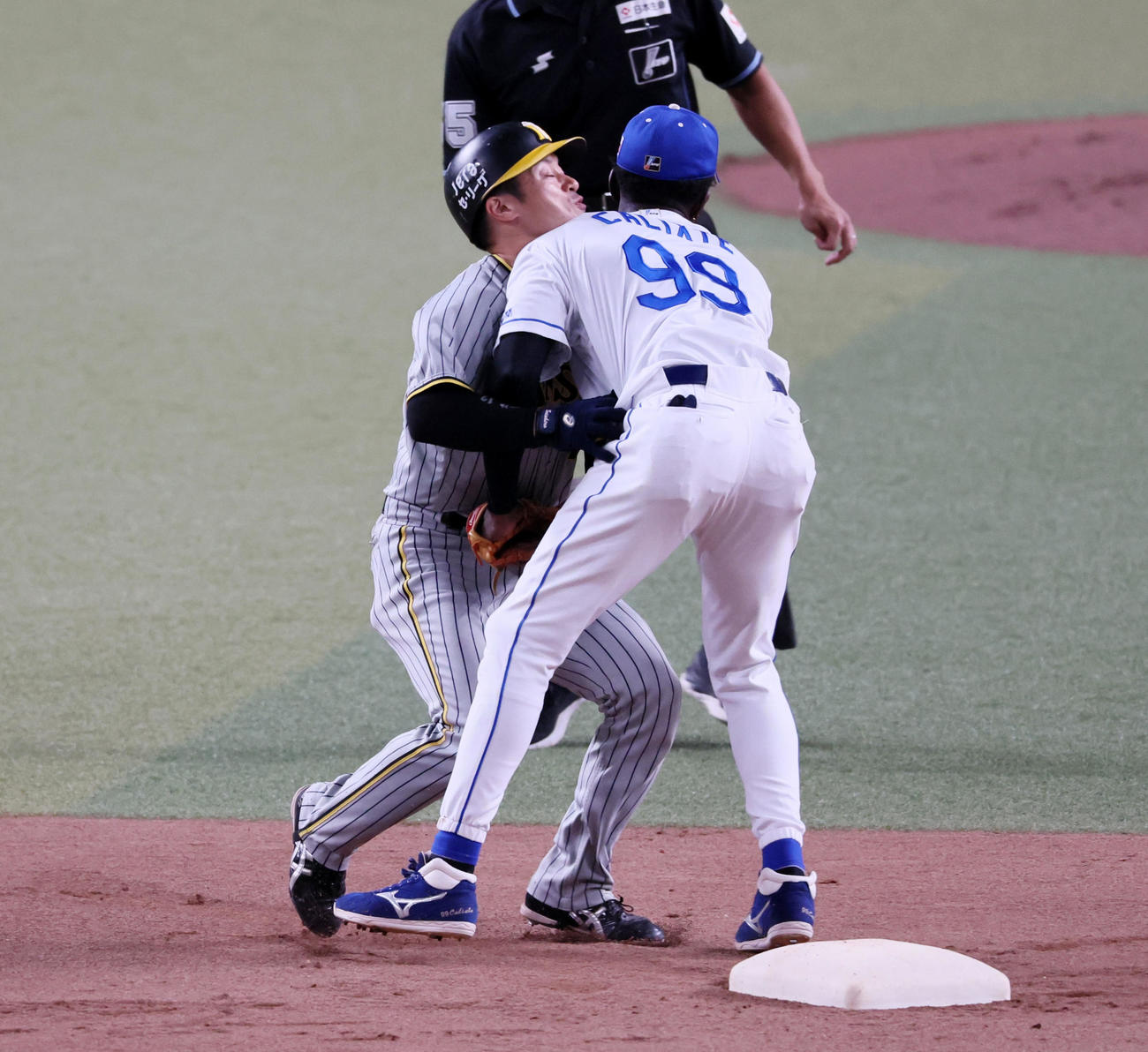中日対阪神　2回表阪神1死一塁、一塁走者坂本は木浪の一ゴロ併殺で二塁のカリステ（右）に勢い余って相撲のような形でがっぷりと組む…（撮影・加藤哉）