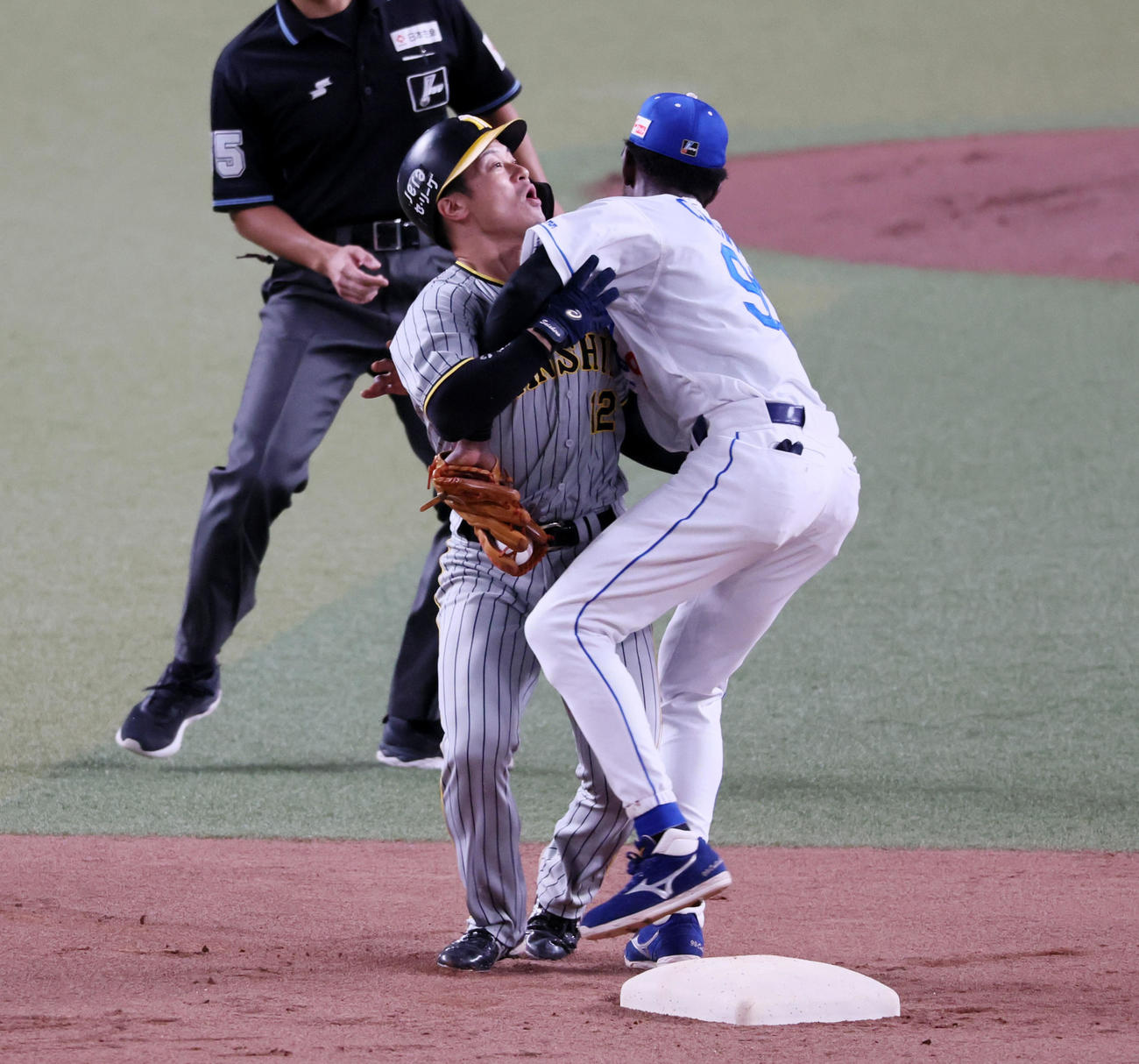 中日対阪神　2回表阪神1死一塁、一塁走者坂本は木浪の一ゴロ併殺で二塁のカリステ（右）に勢い余って相撲のような形でがっぷりと組む…（撮影・加藤哉）