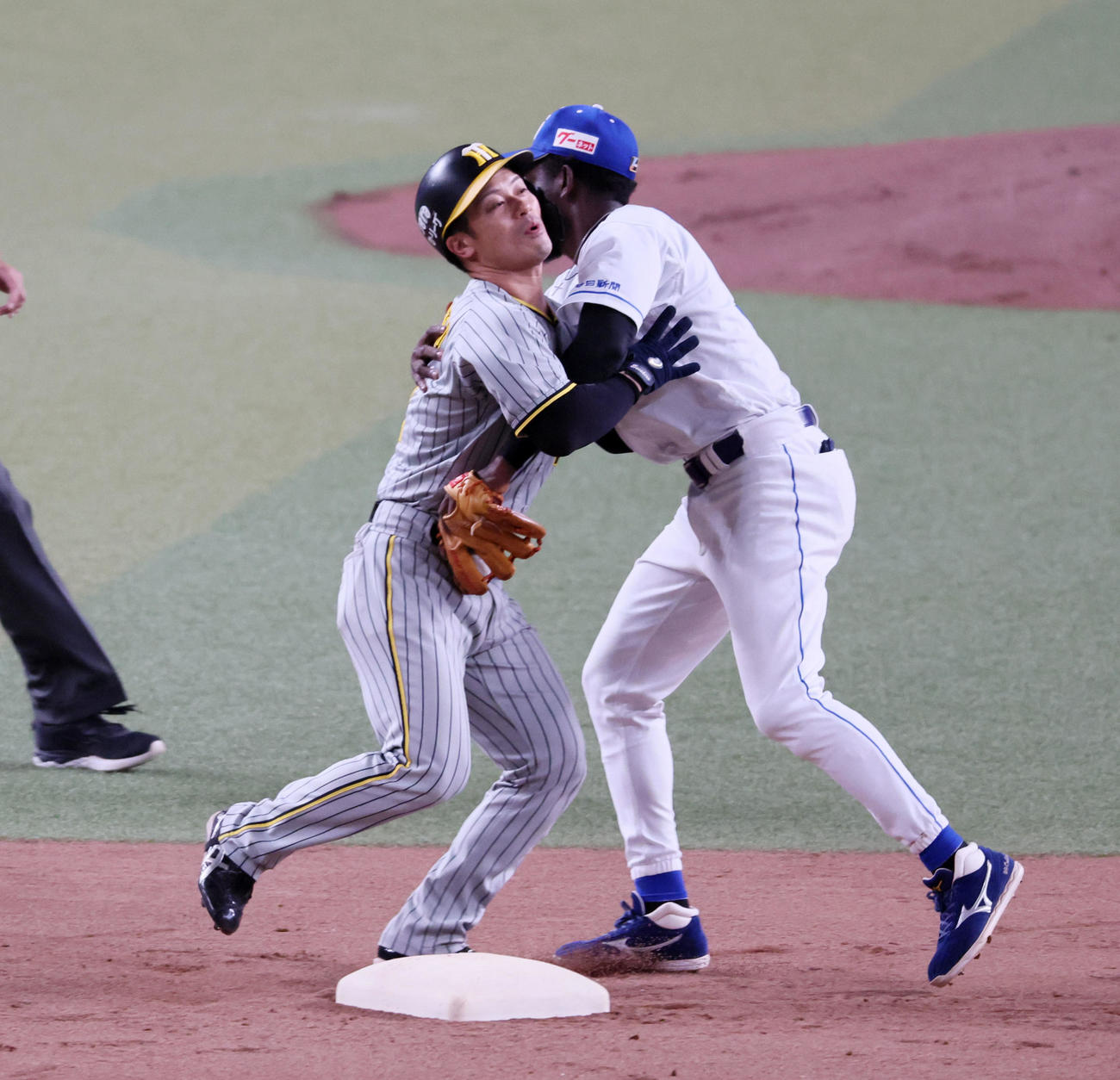 中日対阪神　2回表阪神1死一塁、一塁走者坂本は木浪の一ゴロ併殺で二塁のカリステ（右）に勢い余って相撲のような形でがっぷりと組む…（撮影・加藤哉）