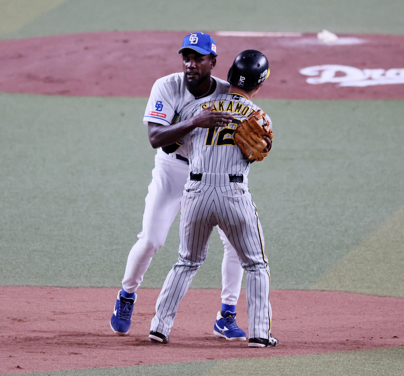 中日対阪神　2回表阪神1死一塁、一塁走者坂本は木浪の一ゴロ併殺で二塁のカリステ（右）に勢い余って相撲のような形でがっぷりと組む…（撮影・加藤哉）