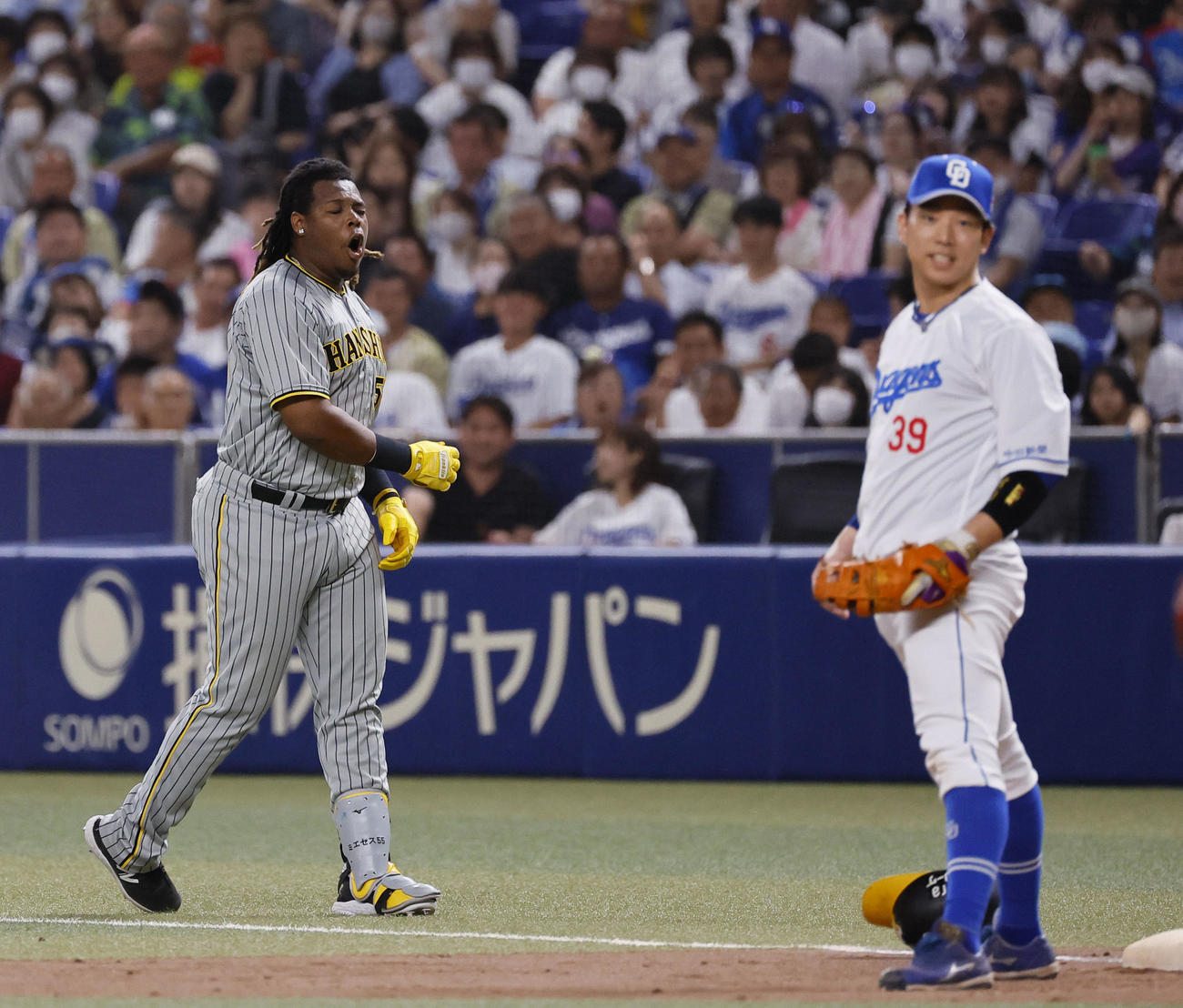 中日対阪神　7回表阪神無死、三塁内野安打を放ち声をあげるミエセス（左）（撮影・藤尾明華）
