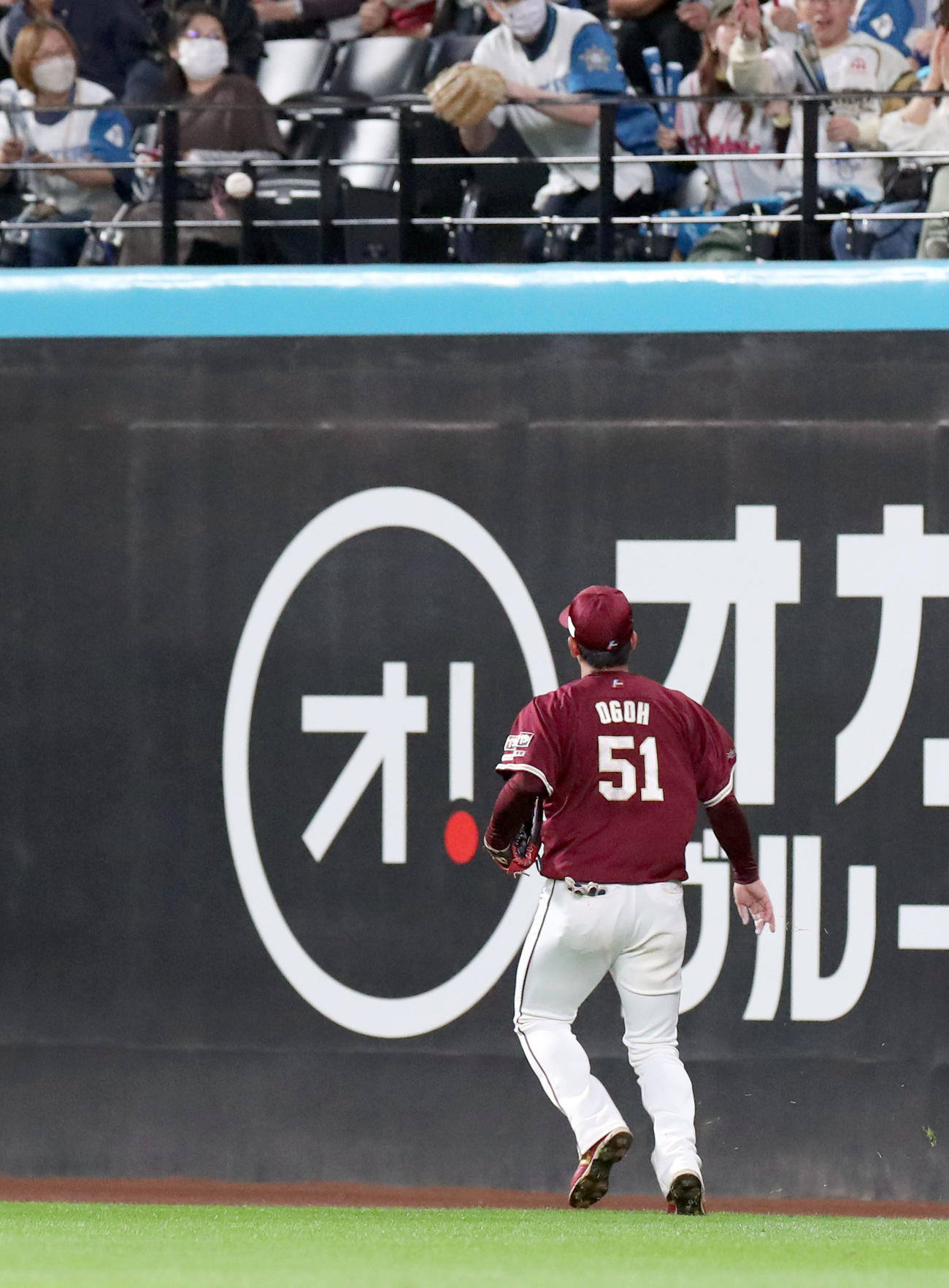 日本ハム対楽天　6回裏日本ハム無死、田宮の打球を見つめる右翼手小郷（撮影・佐藤翔太）