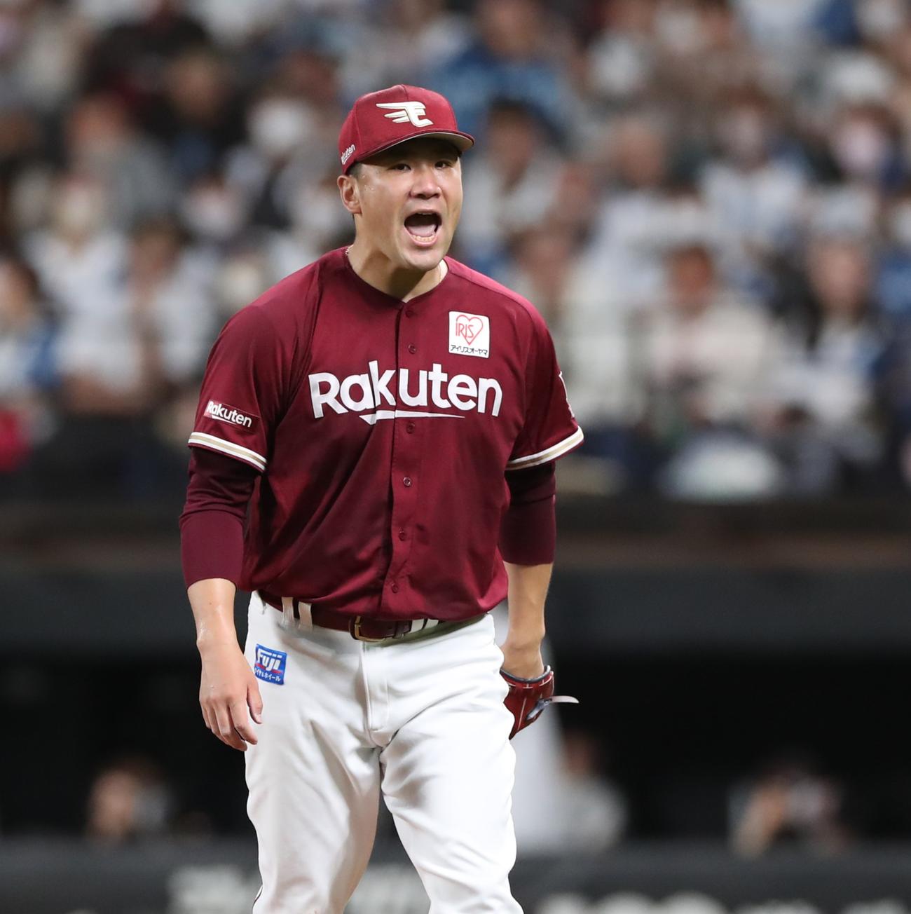 日本ハム対楽天　5回裏日本ハム2死二塁、奈良間を三振にとり叫ぶ田中将（撮影・黒川智章）