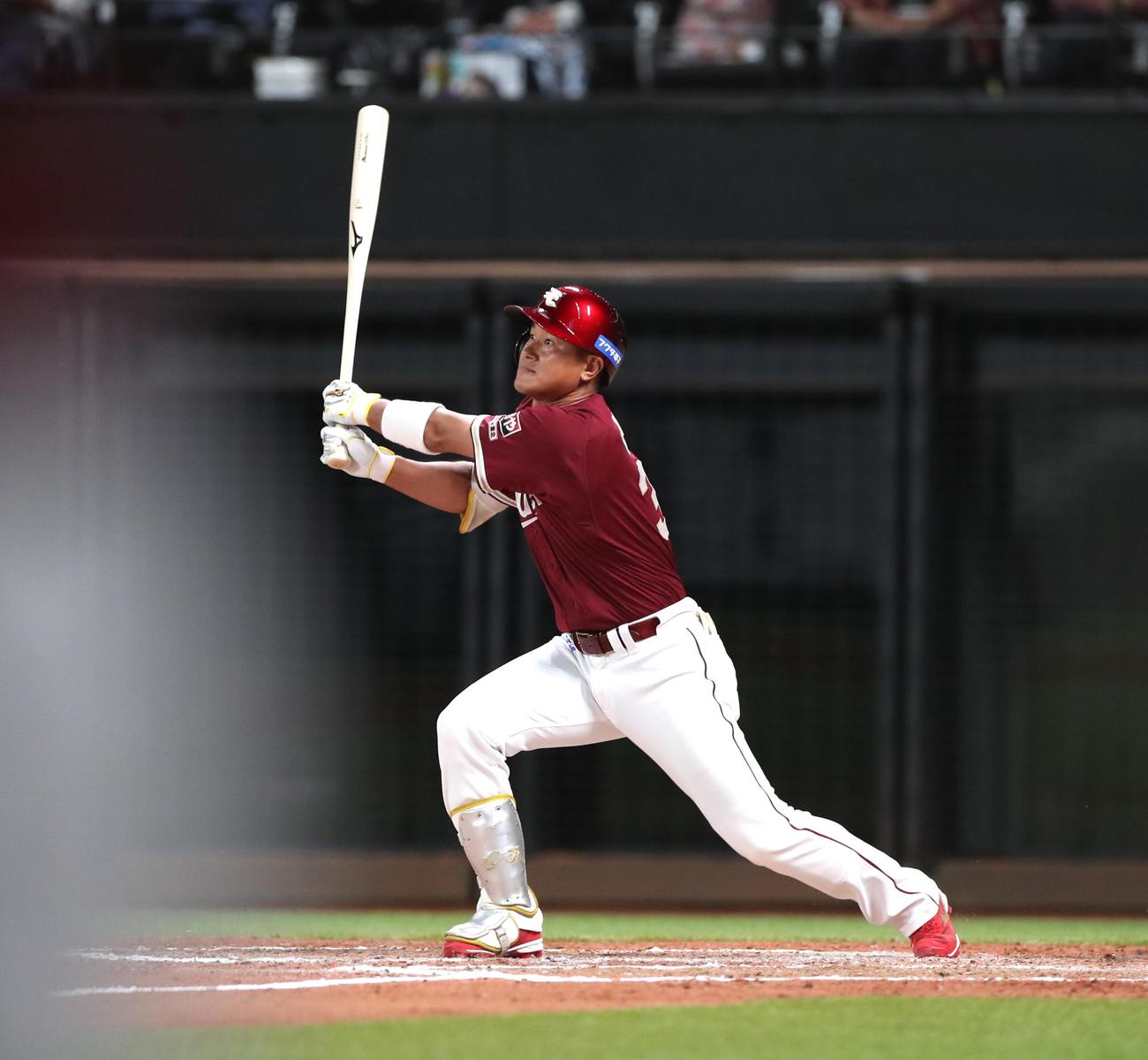 日本ハム対楽天　9回表楽天1死満塁、決勝の左前適時打を放つ銀次（撮影・黒川智章）