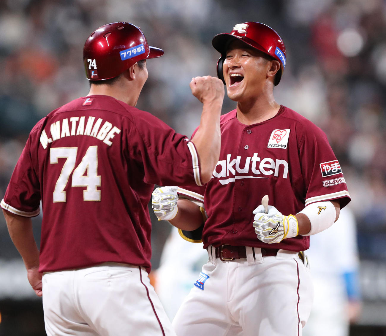 日本ハム対楽天　9回表楽天1死満塁、銀次は勝ち越しの左前適時打を放ち笑顔でガッツポーズをする（撮影・佐藤翔太）