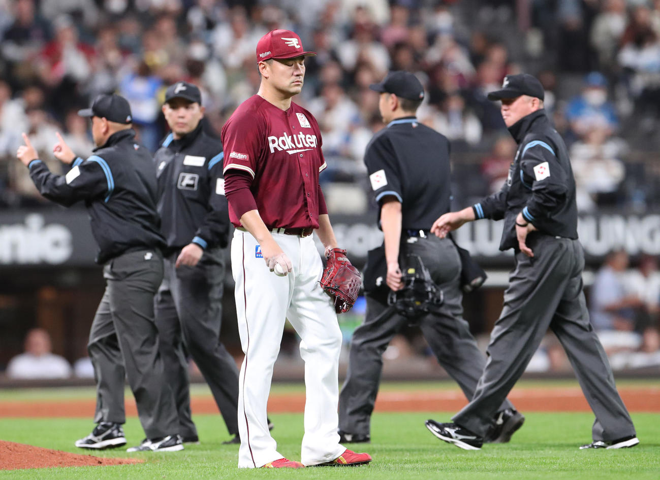 日本ハム対楽天　6回裏日本ハム無死、田宮にホームラン性の当たりを浴びリプレー検証の結果を待つ田中将（撮影・佐藤翔太）