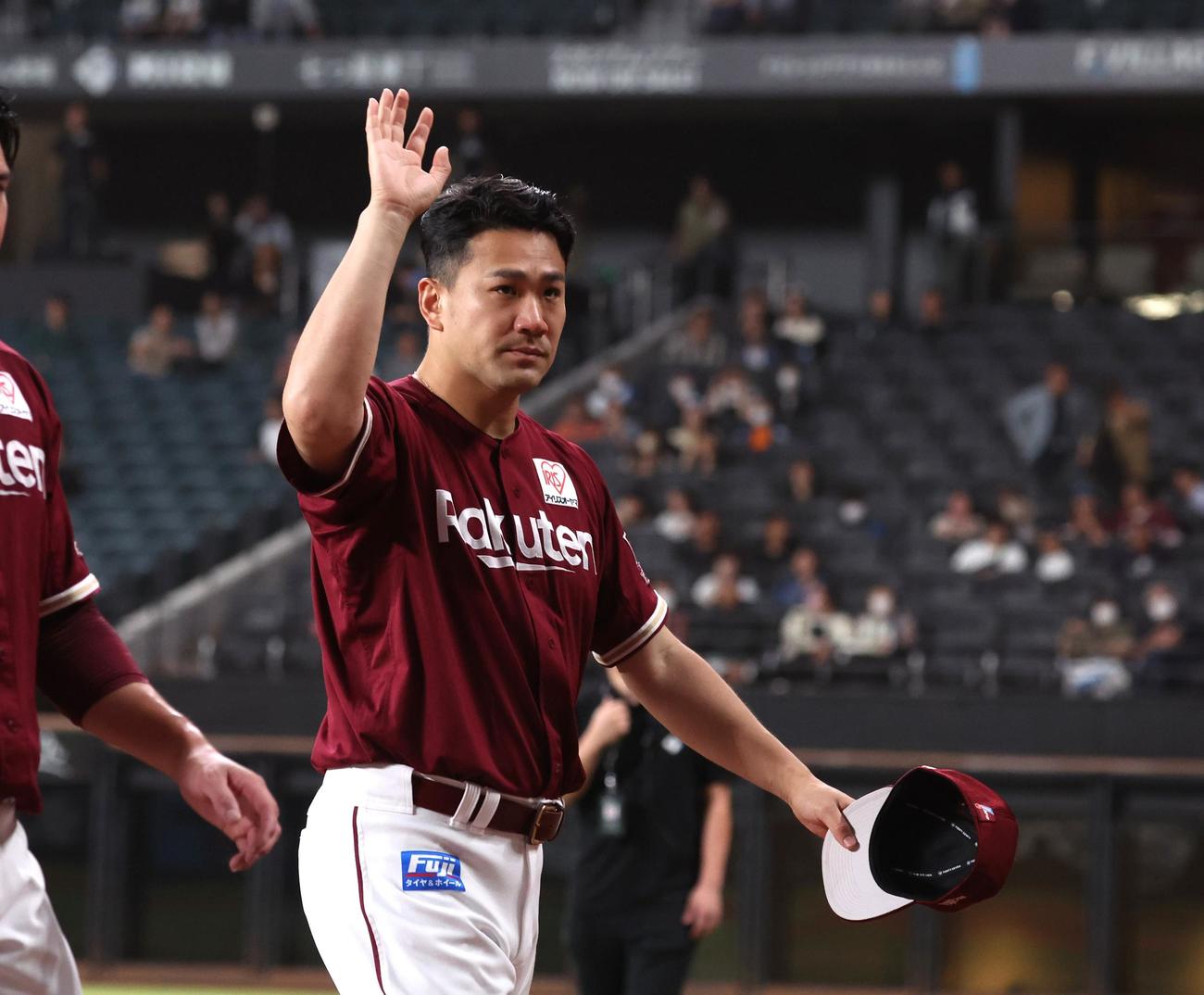 日本ハム対楽天　試合後、スタンドに手を振る田中将（撮影・黒川智章）