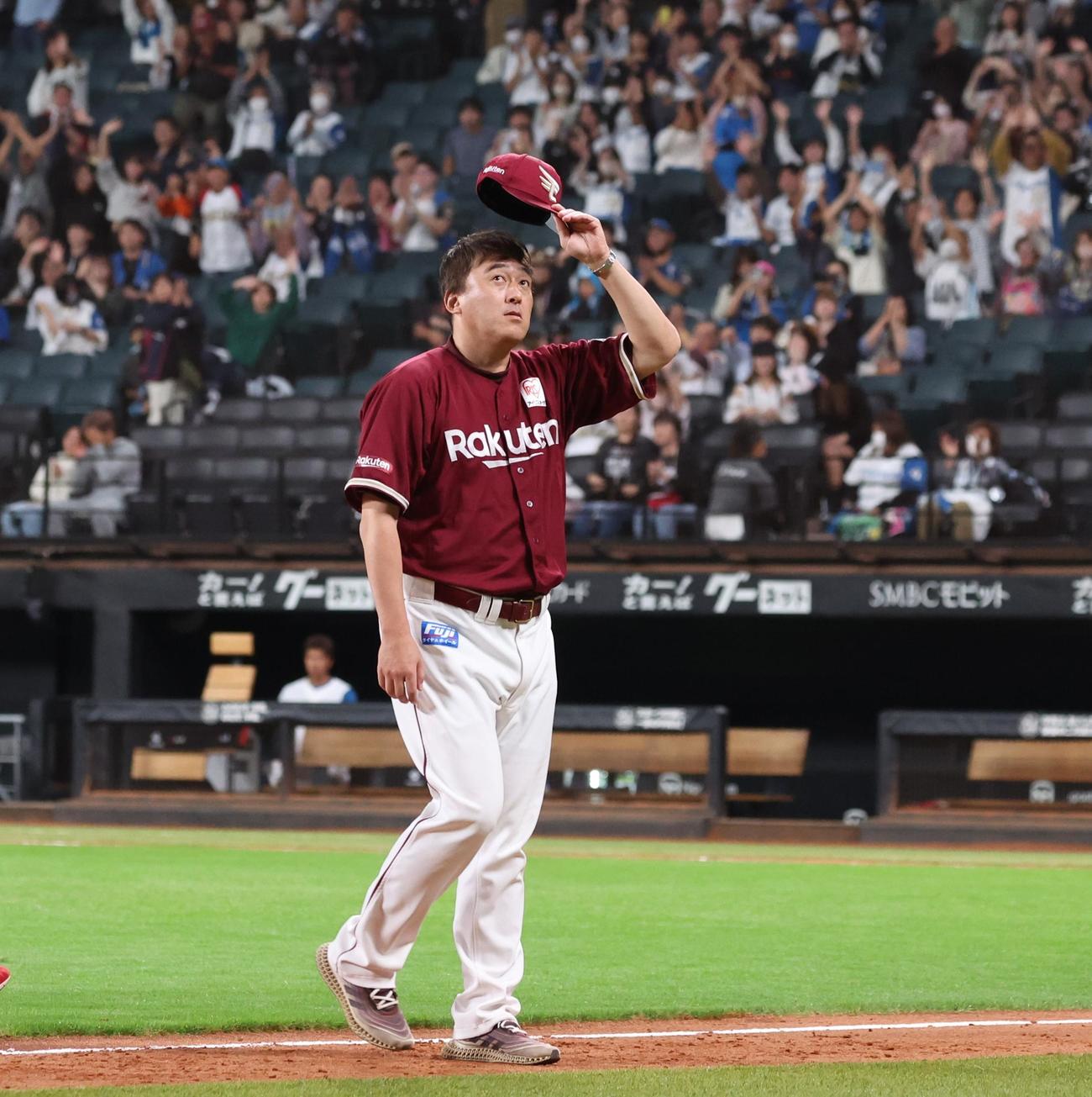 日本ハム対楽天　試合後、スタンドに手を振る石井監督（撮影・黒川智章）