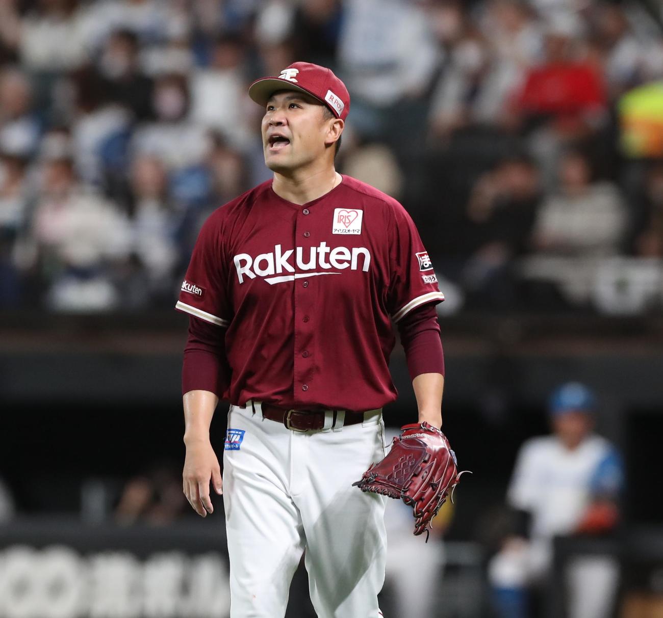 日本ハム対楽天　1回裏、打者を3人で抑えて叫ぶ田中将（撮影・黒川智章）