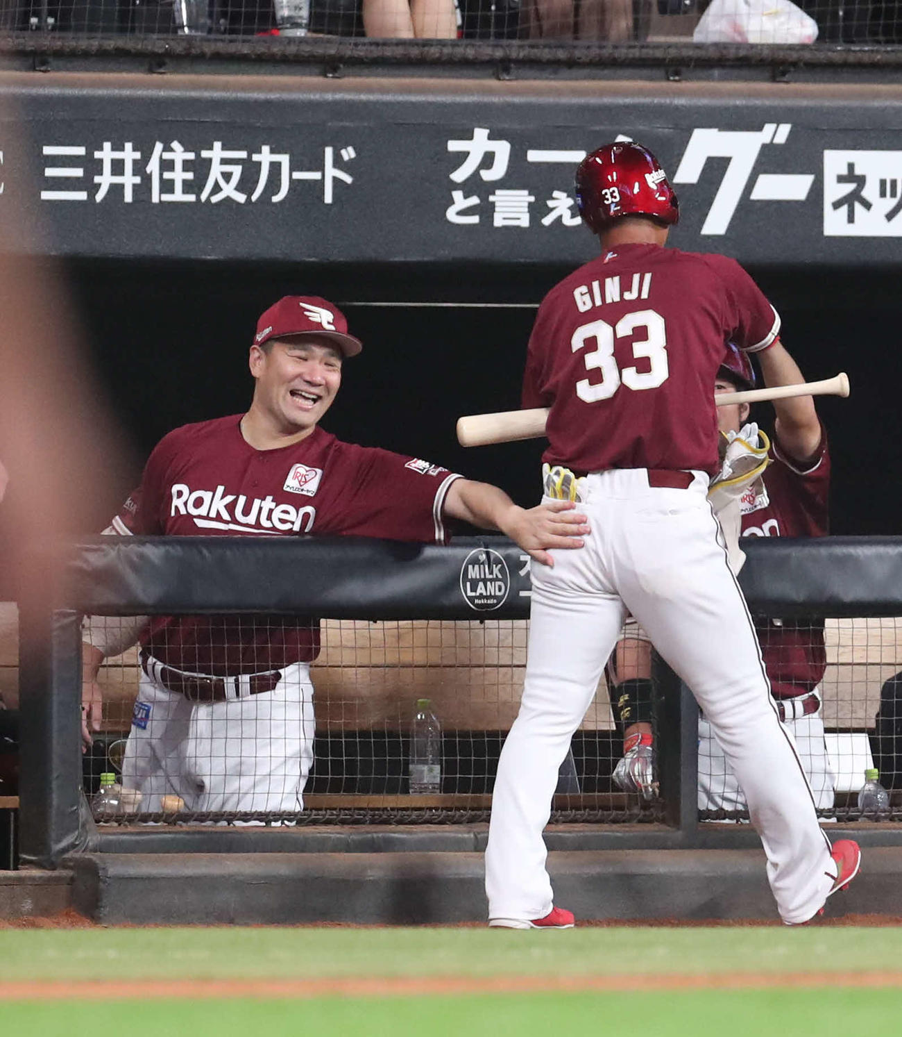 日本ハム対楽天　9回表楽天1死満塁、田中将（左）は勝ち越しとなる左前適時打を放った銀次を笑顔で迎える（撮影・佐藤翔太）