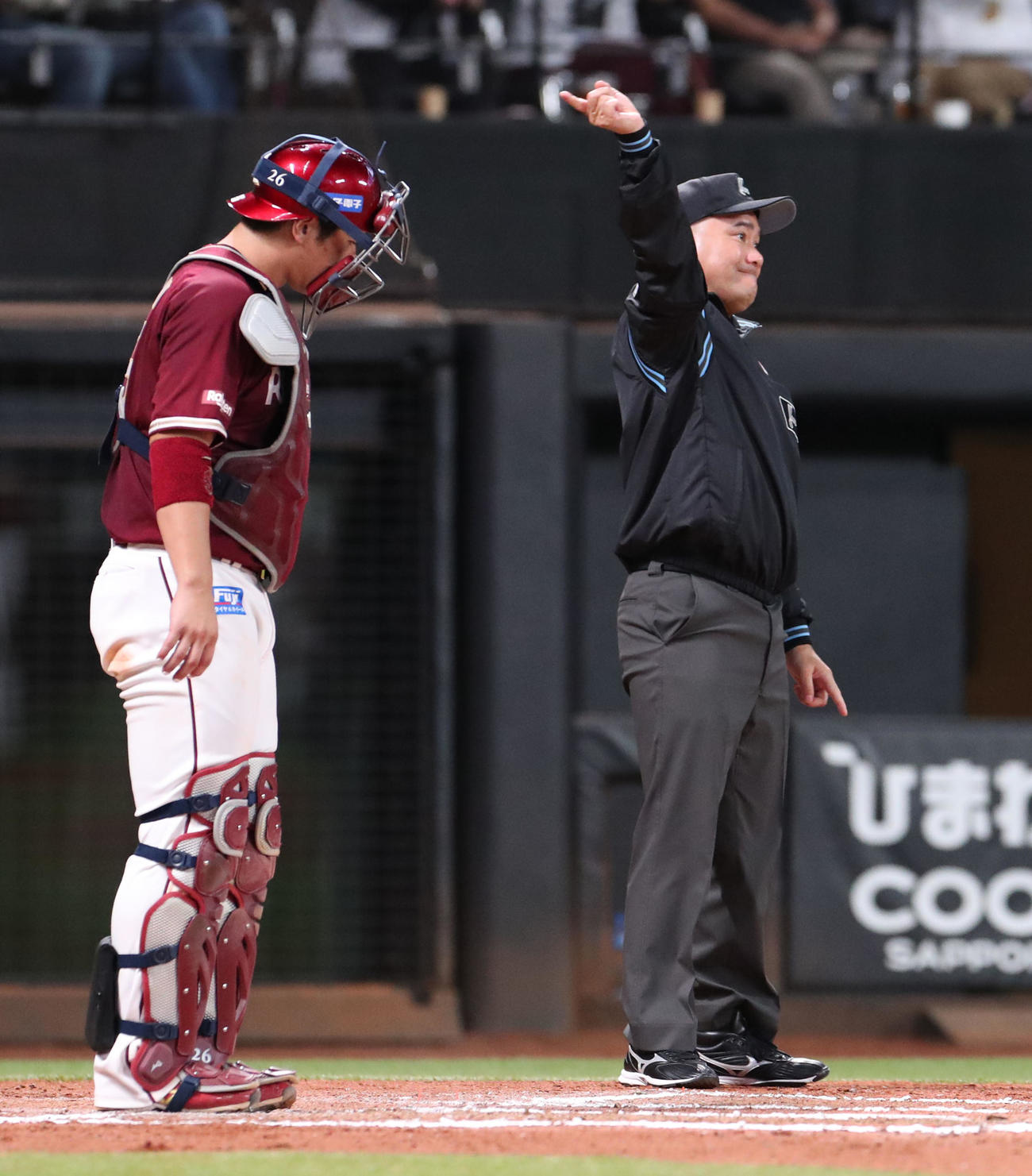 日本ハム対楽天　6回裏日本ハム無死、田宮の打球はリプレー検証の結果右越え本塁打となる（撮影・佐藤翔太）