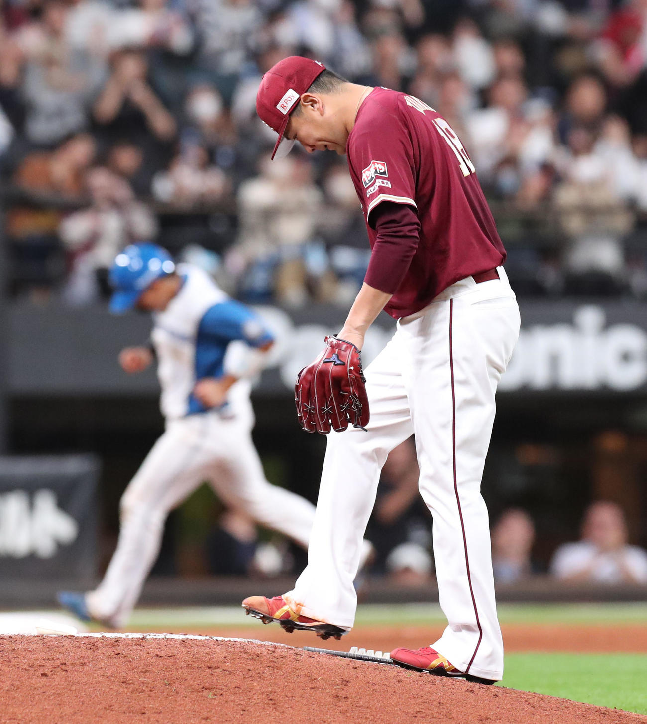 日本ハム対楽天　6回裏日本ハム無死、田宮に右越え本塁打を浴びる田中将（撮影・佐藤翔太）