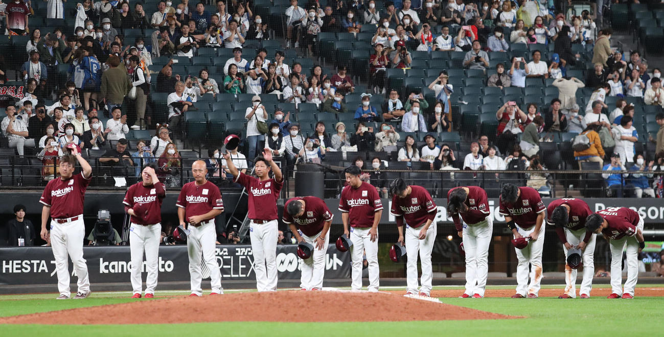 日本ハム対楽天　エスコンフィールド北海道での最終戦を終えあいさつする楽天石井GM兼監督（左）らナイン（撮影・佐藤翔太）