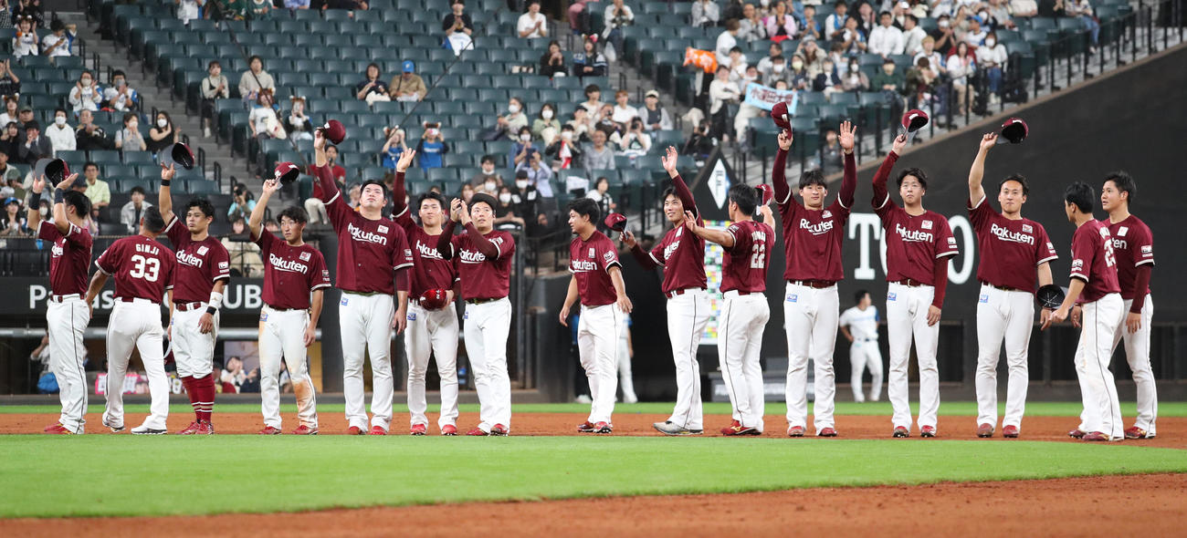 日本ハム対楽天　エスコンフィールド北海道での最終戦を終えあいさつする楽天ナイン（撮影・佐藤翔太）