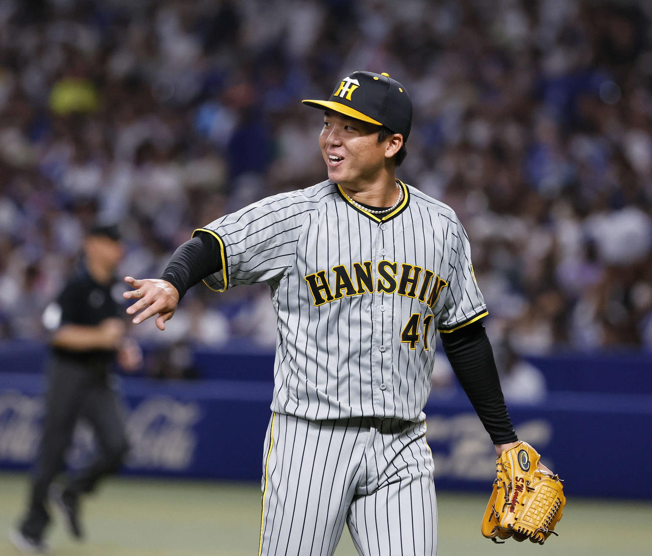 中日対阪神　5回裏中日2死、岡林を二ゴロに打ち取り、野手を笑顔で迎える阪神村上（撮影・藤尾明華）