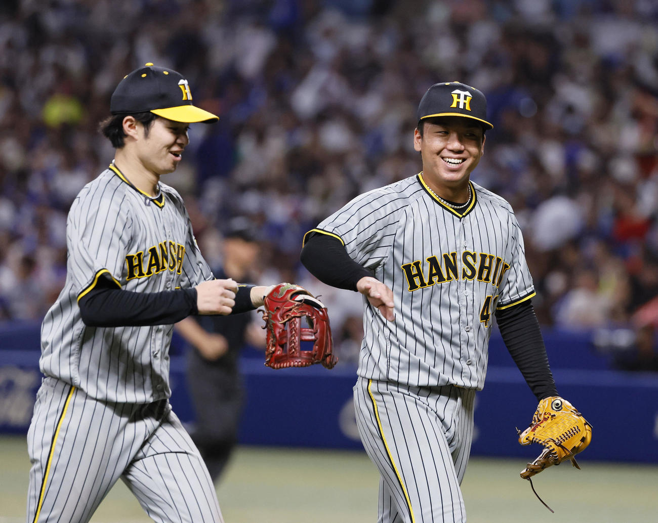 中日対阪神　5回裏中日2死、岡林を二ゴロに打ち取り、中野（左）とタッチを交わす阪神村上（撮影・藤尾明華）