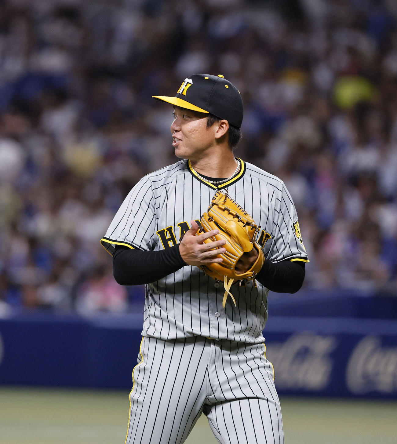 中日対阪神　5回裏中日2死、岡林を二ゴロに打ち取り、グラブをたたく阪神村上（撮影・藤尾明華）