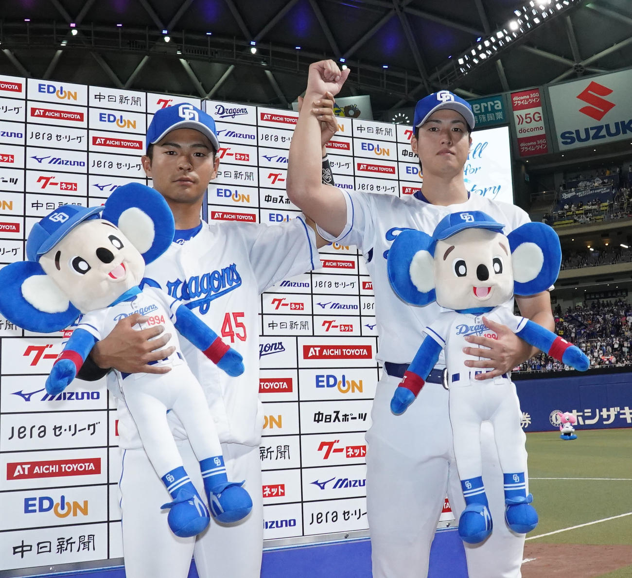 中日対阪神　ヒーローインタビューを終えポーズを決める（左から）龍空と梅津（撮影・森本幸一）