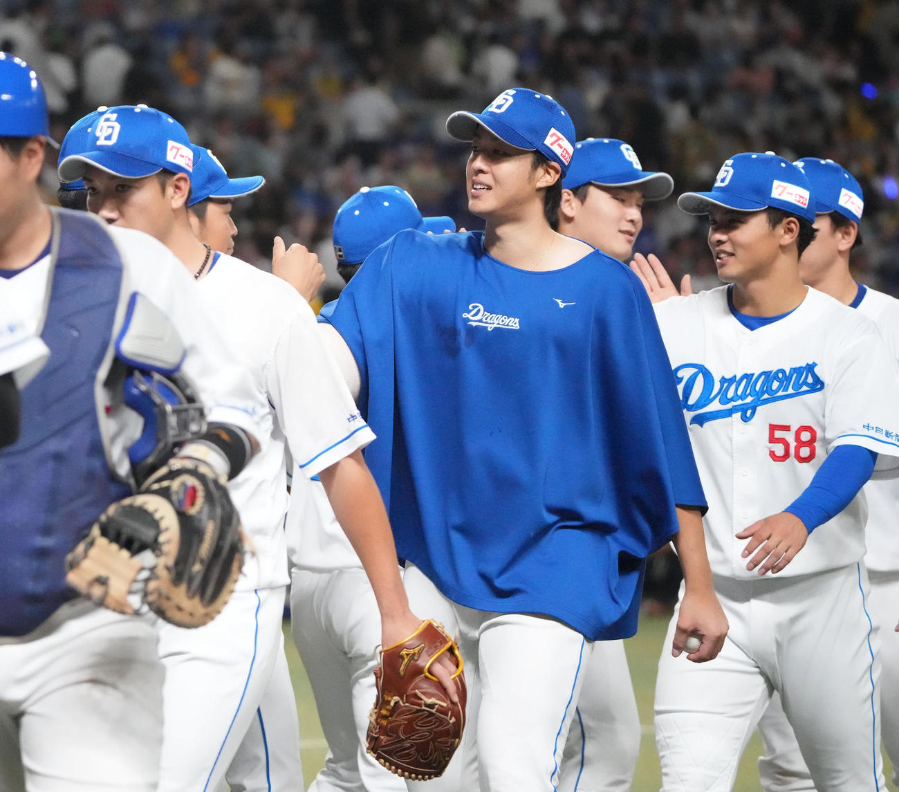 中日対阪神　試合終了、ナインとタッチを交わす梅津（中央）（撮影・森本幸一）