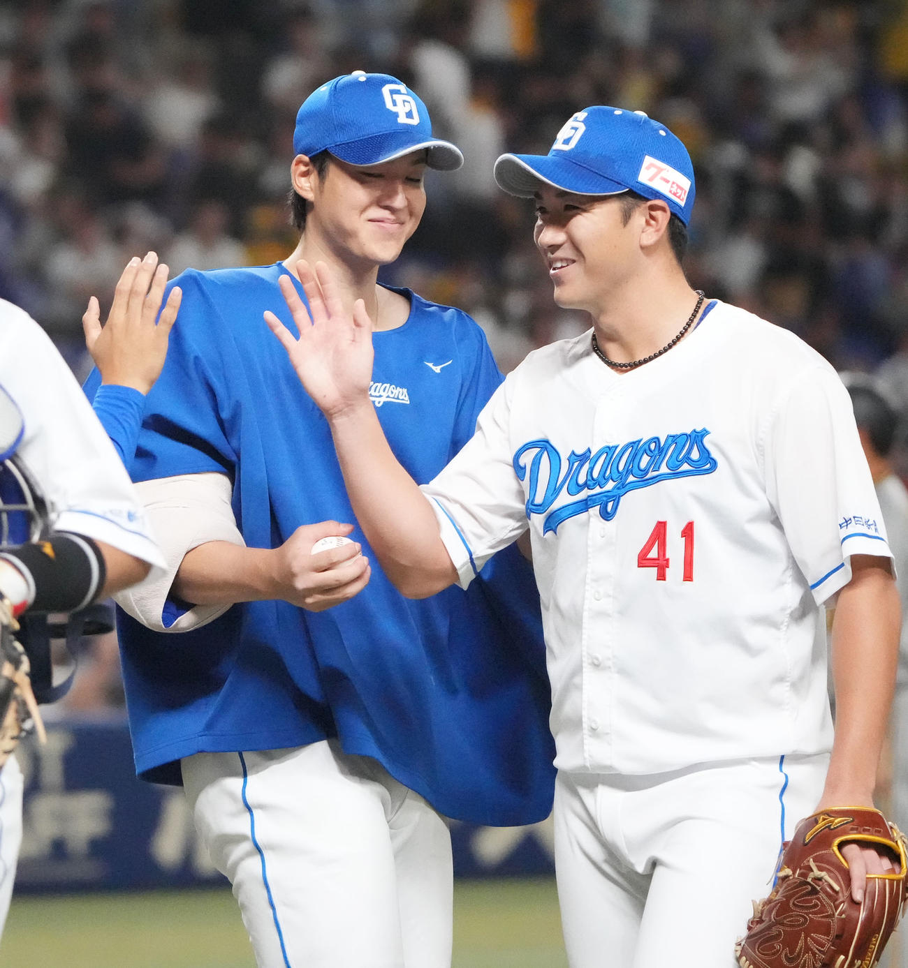 中日対阪神　試合終了、勝野から勝利球を受け取る梅津（左）（撮影・森本幸一）