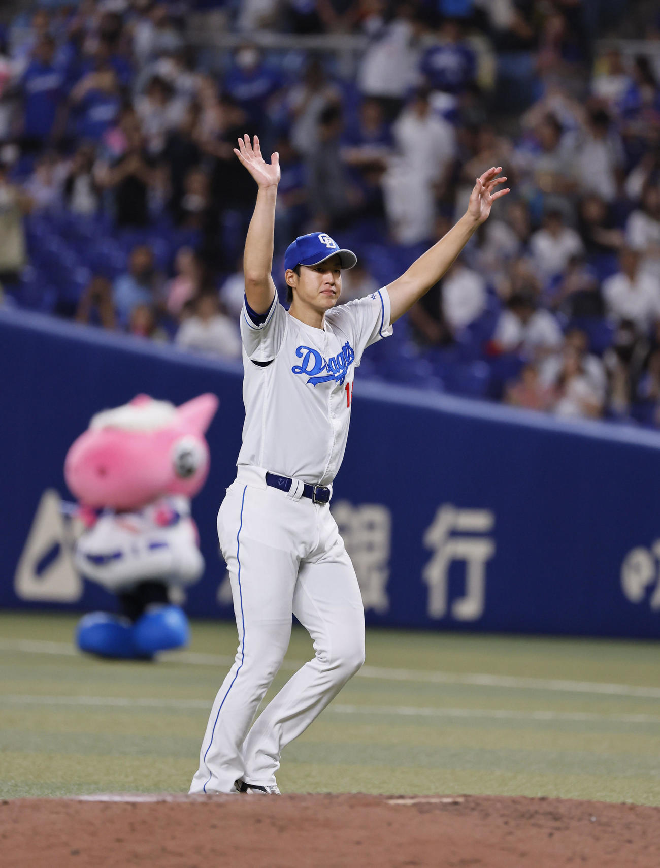中日対阪神　復活勝利を飾りファンに手を振る中日梅津（撮影・藤尾明華）