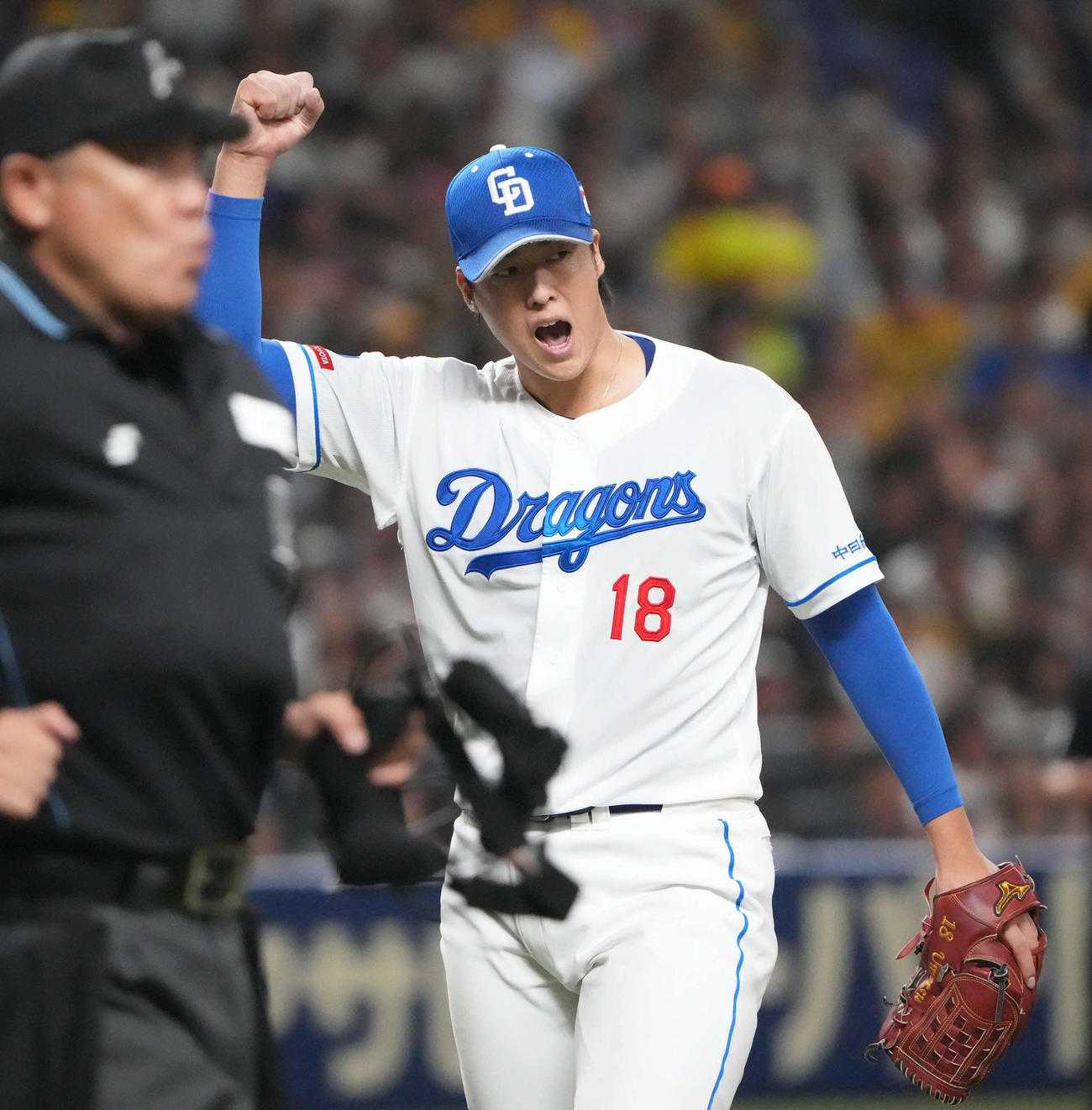 中日対阪神　8回表阪神2死、森下を遊ゴロに打ち取りガッツポーズをする梅津（撮影・森本幸一）