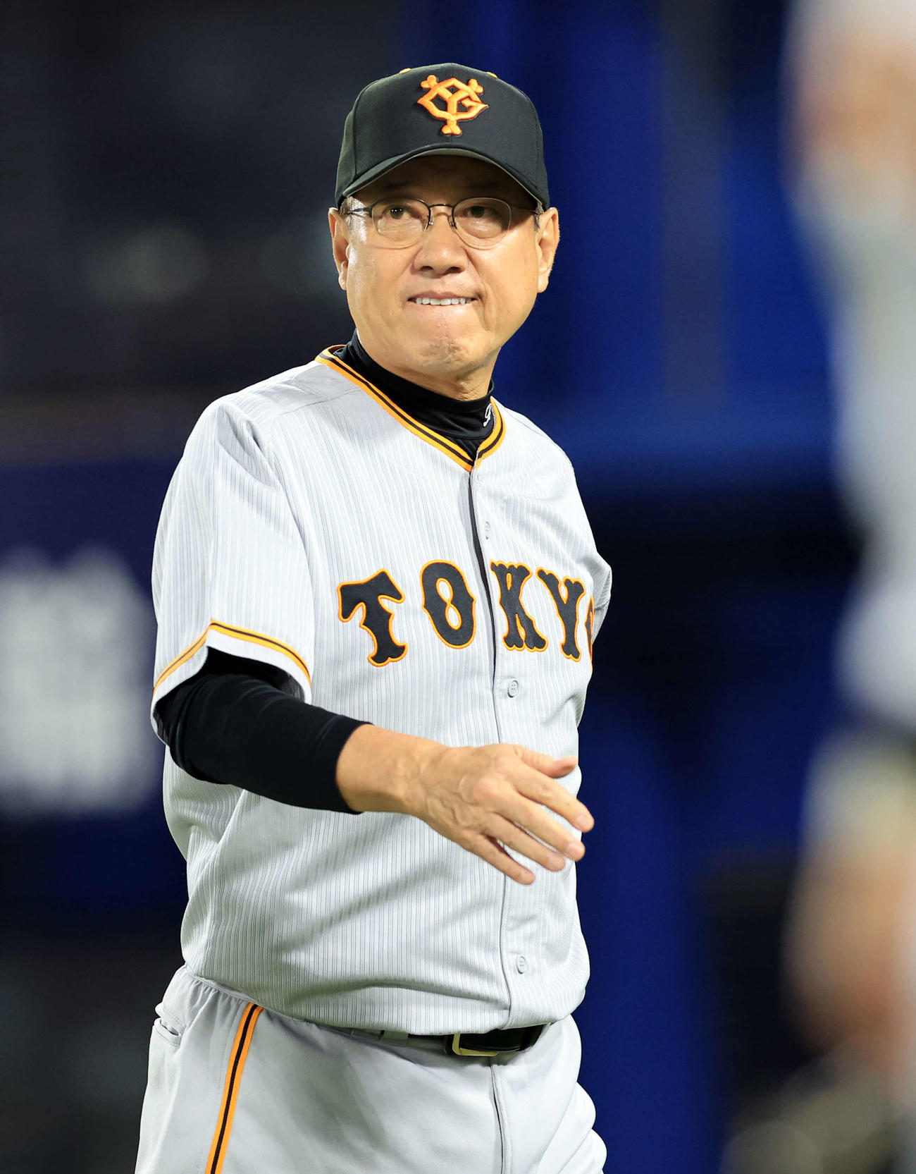 DeNA対巨人　7回裏DeNAの攻撃前、選手交代を告げ、歯を食いしばる原監督（撮影・浅見桂子）