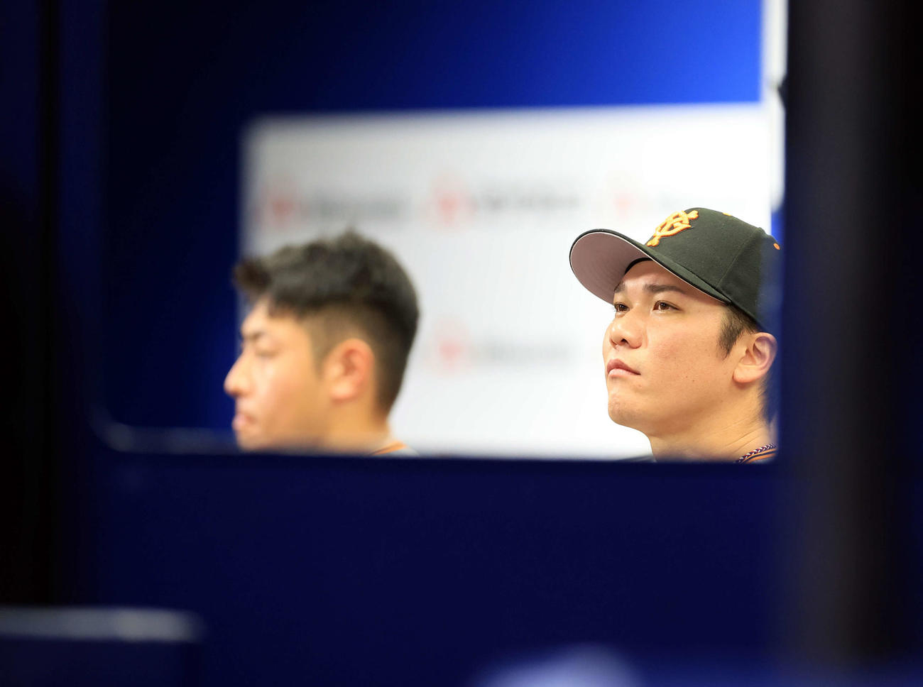DeNA対巨人　リードを許し険しい表情で試合を見つめる巨人坂本（右）と岡本和（撮影・浅見桂子）
