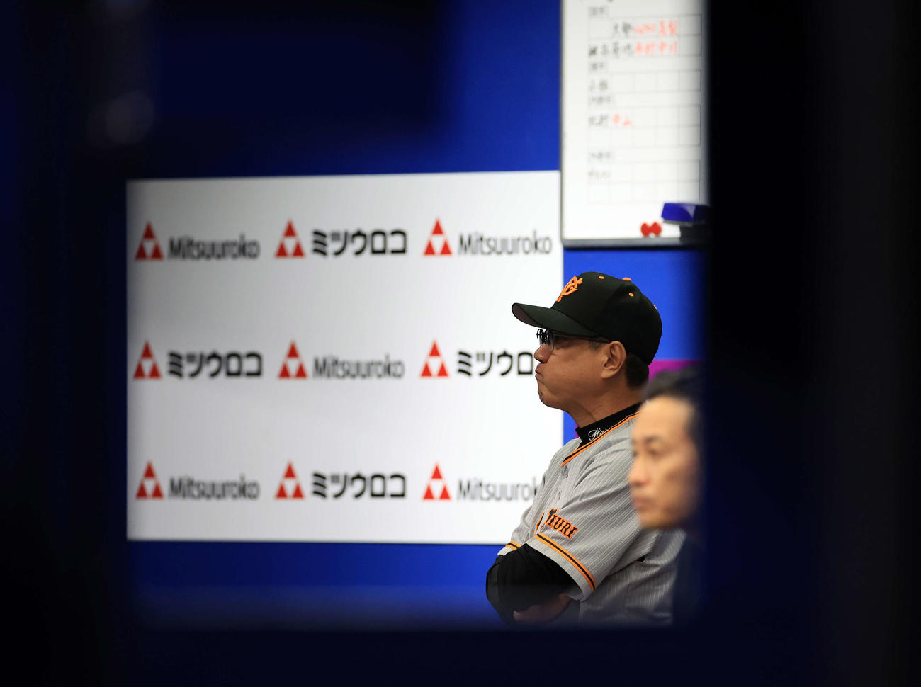 DeNA対巨人　自力CS進出が消え、ベンチでほおを膨らませて厳しい表情の巨人原監督（撮影・浅見桂子）